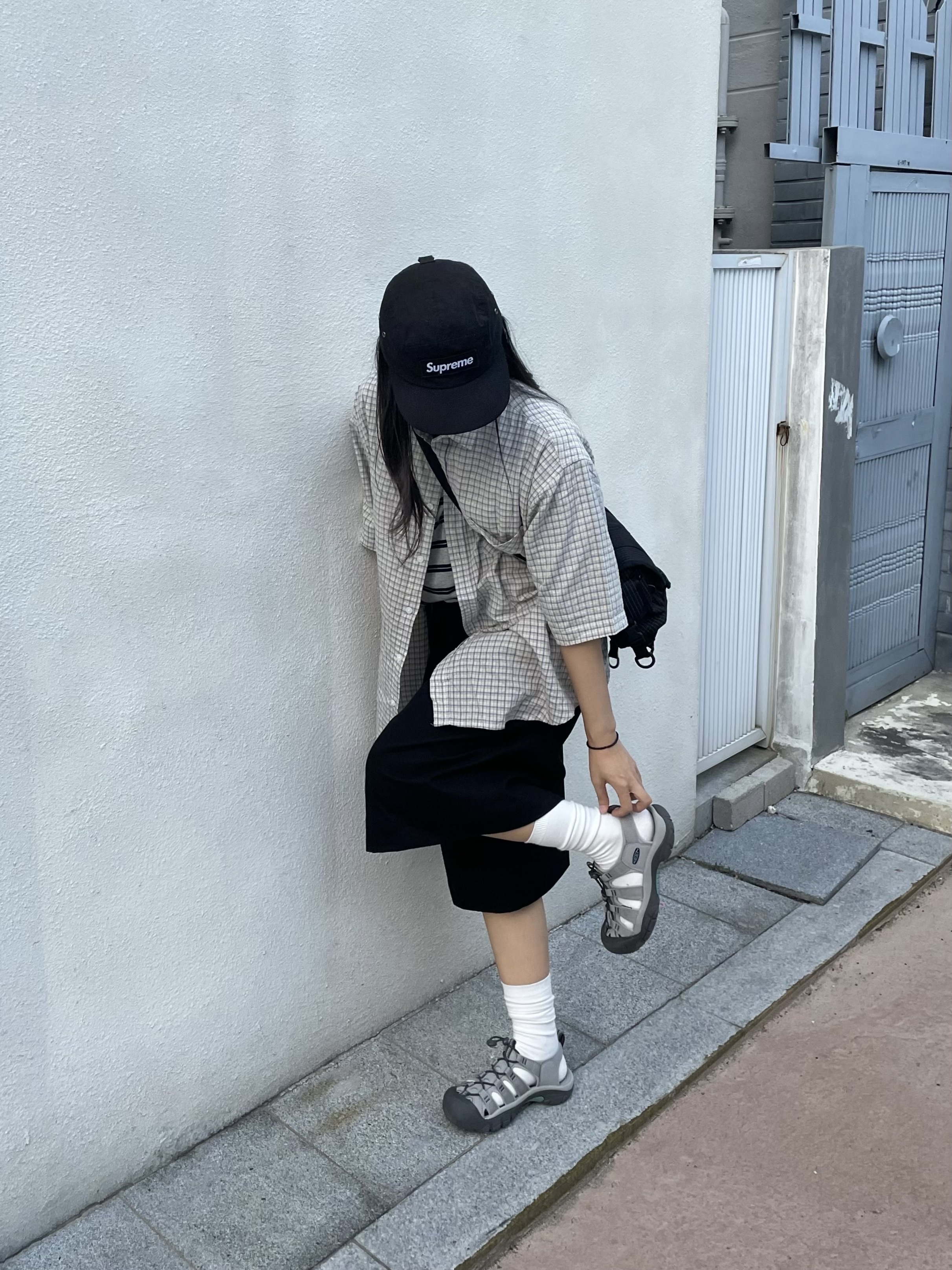 (W) Keen Newport H2 Grey Smoke Blue, Supreme Waxed Cotton Camp Cap Black - 23FW 착용 스타일 - 2