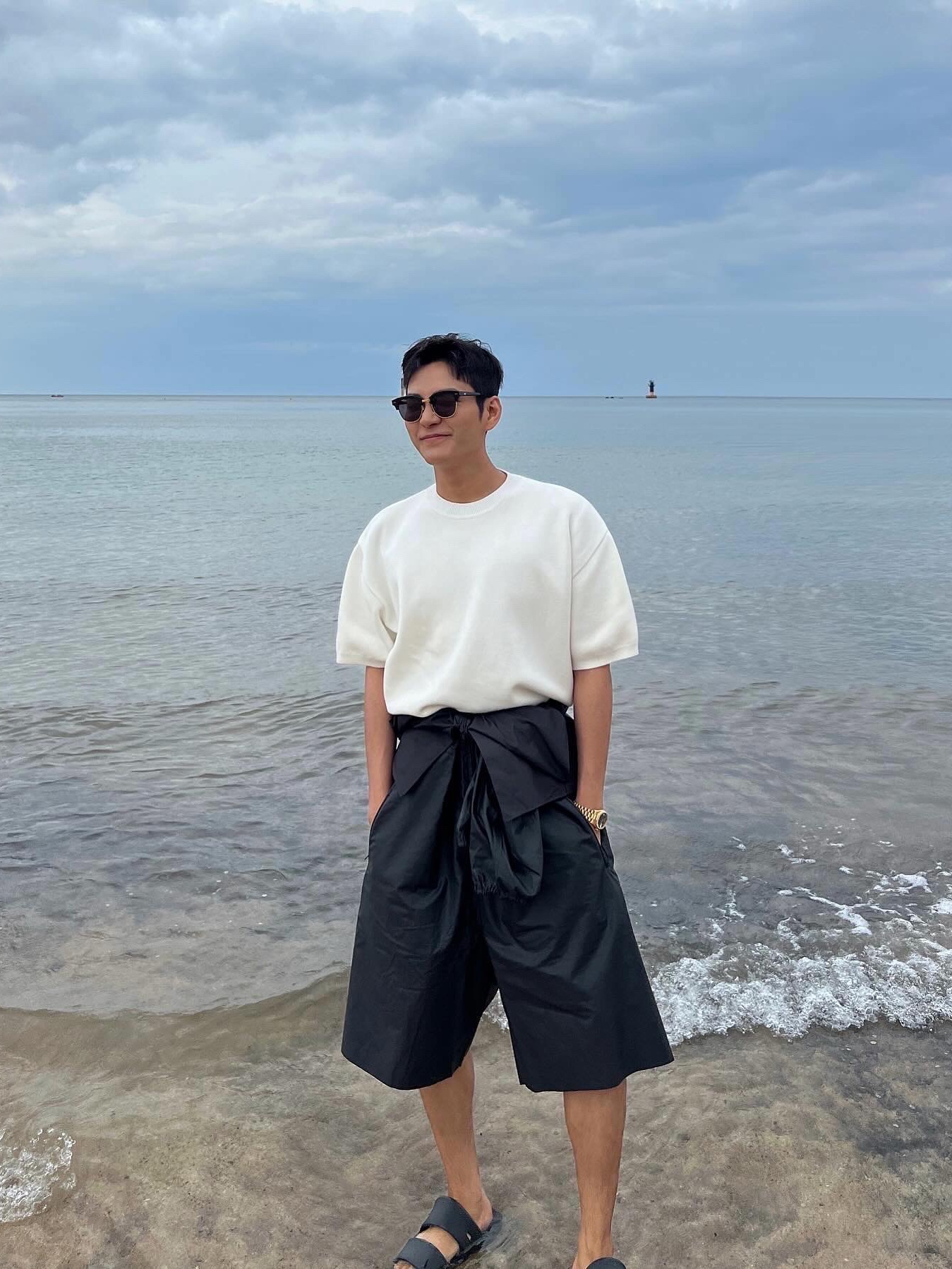 Yeezy Gap Engineered By Balenciaga Coated Cotton Overalls Black, (W) Nike Shox R4 White Metallic Silver 착용 스타일 - 2