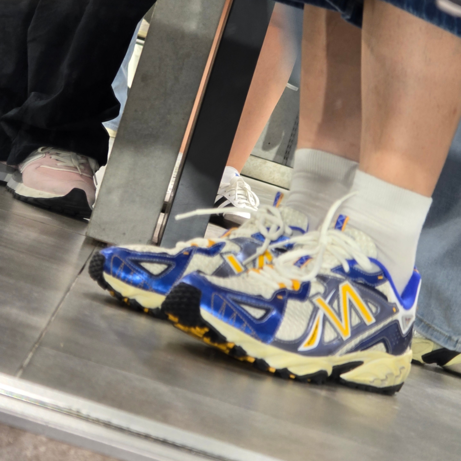 New Balance x Yeseyesee ML610 Atlantic Blue Varsity Gold 착용 스타일 - 1
