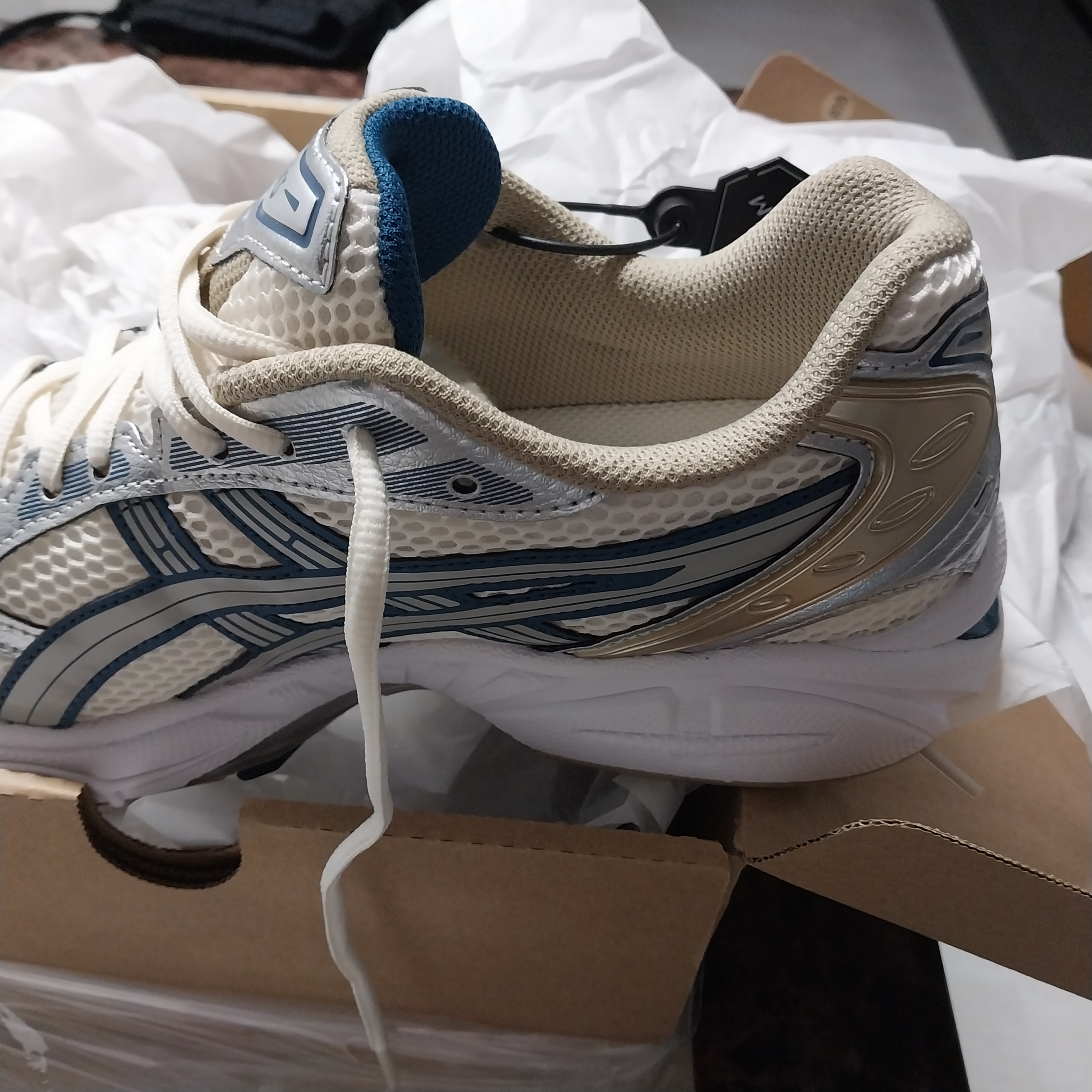 Asics Gel-Kayano 14 Cream Pure Silver 착용 스타일 - 2