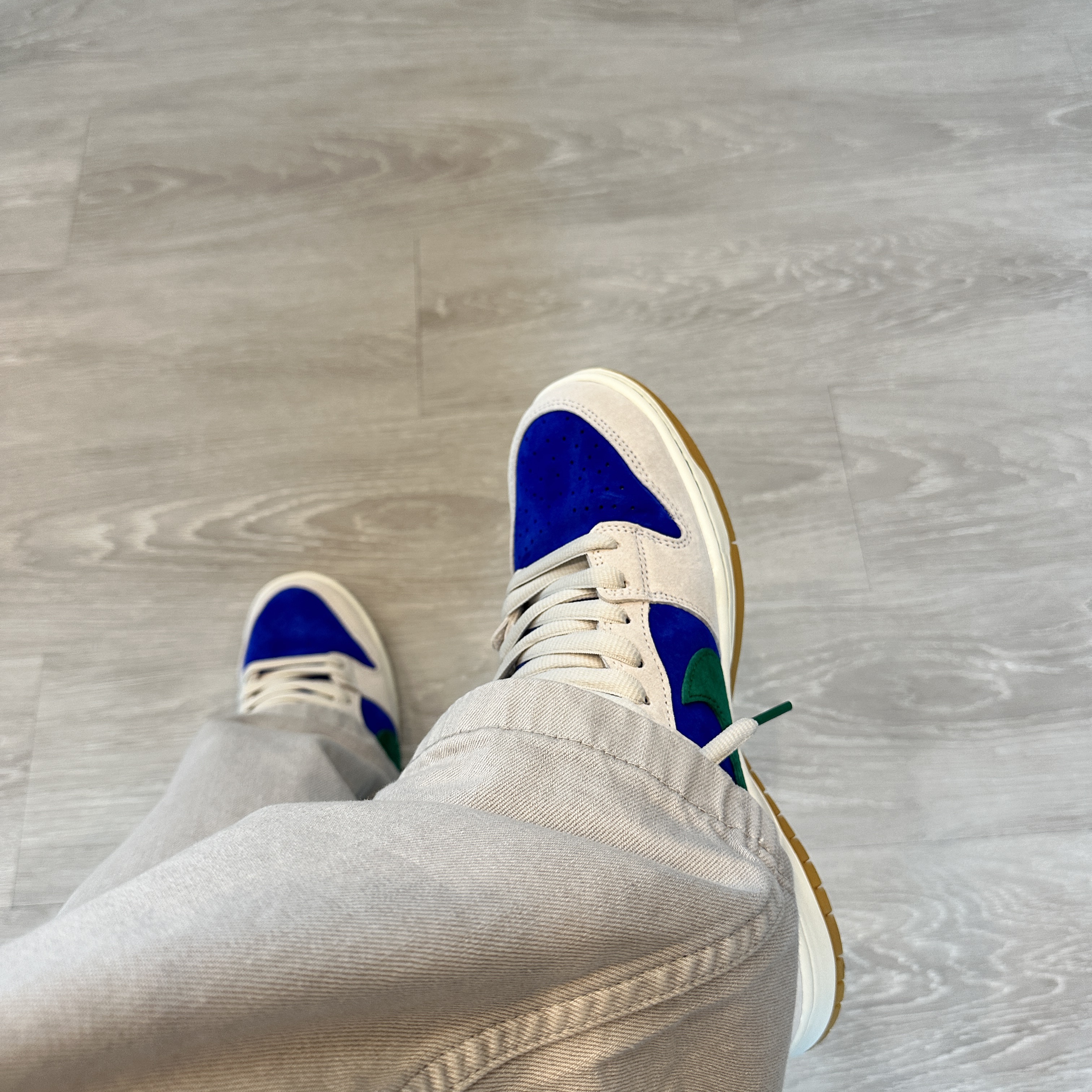 Nike SB Dunk Low Pro Phantom and Hyper Royal 착용 스타일 - 1