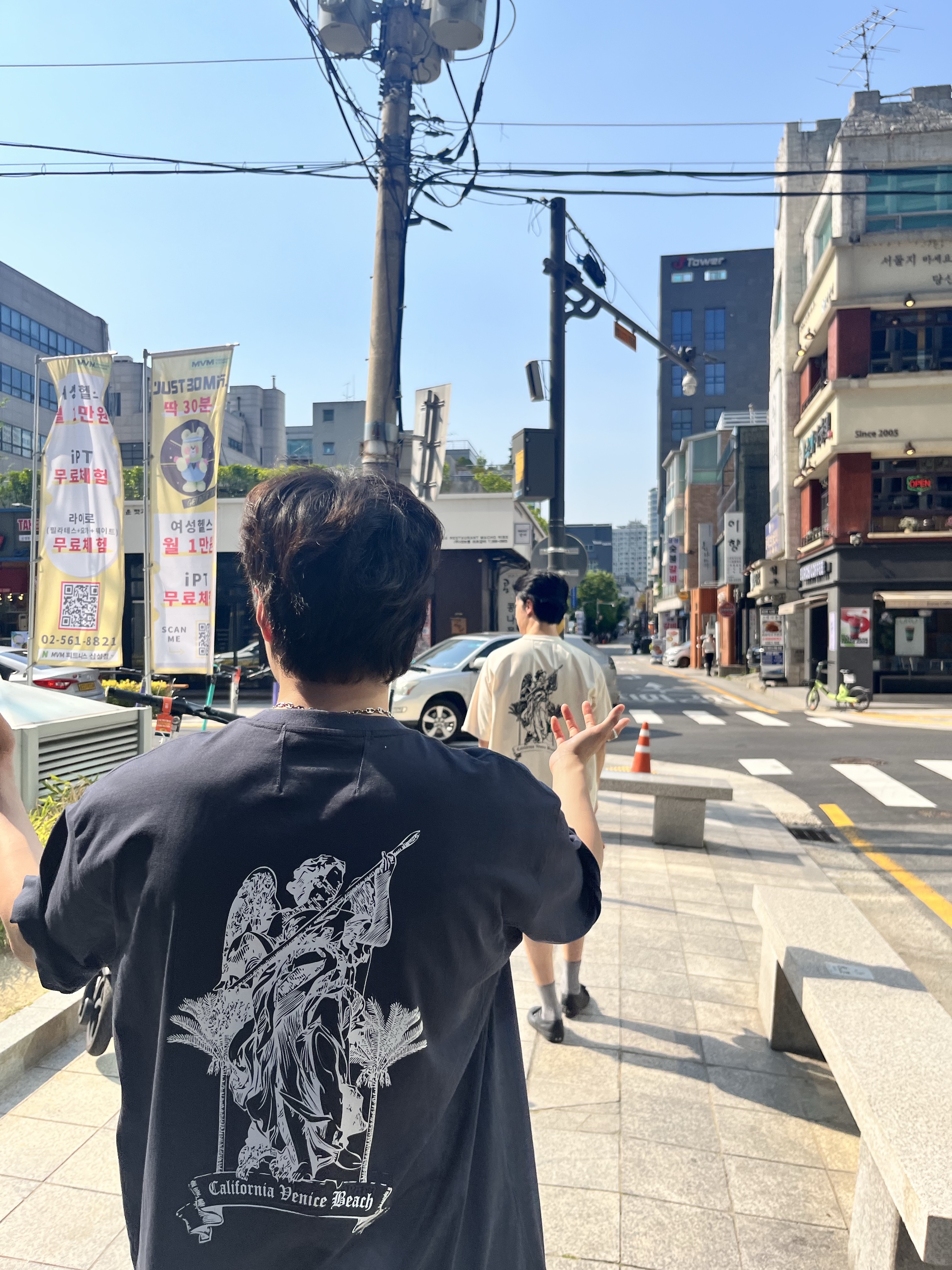 Iro Palmtree Graphic Semi Over Cotton T-Shirt Grey, Iro Palmtree Graphic Semi Over Cotton T-Shirt Beige 착용 스타일 - 1