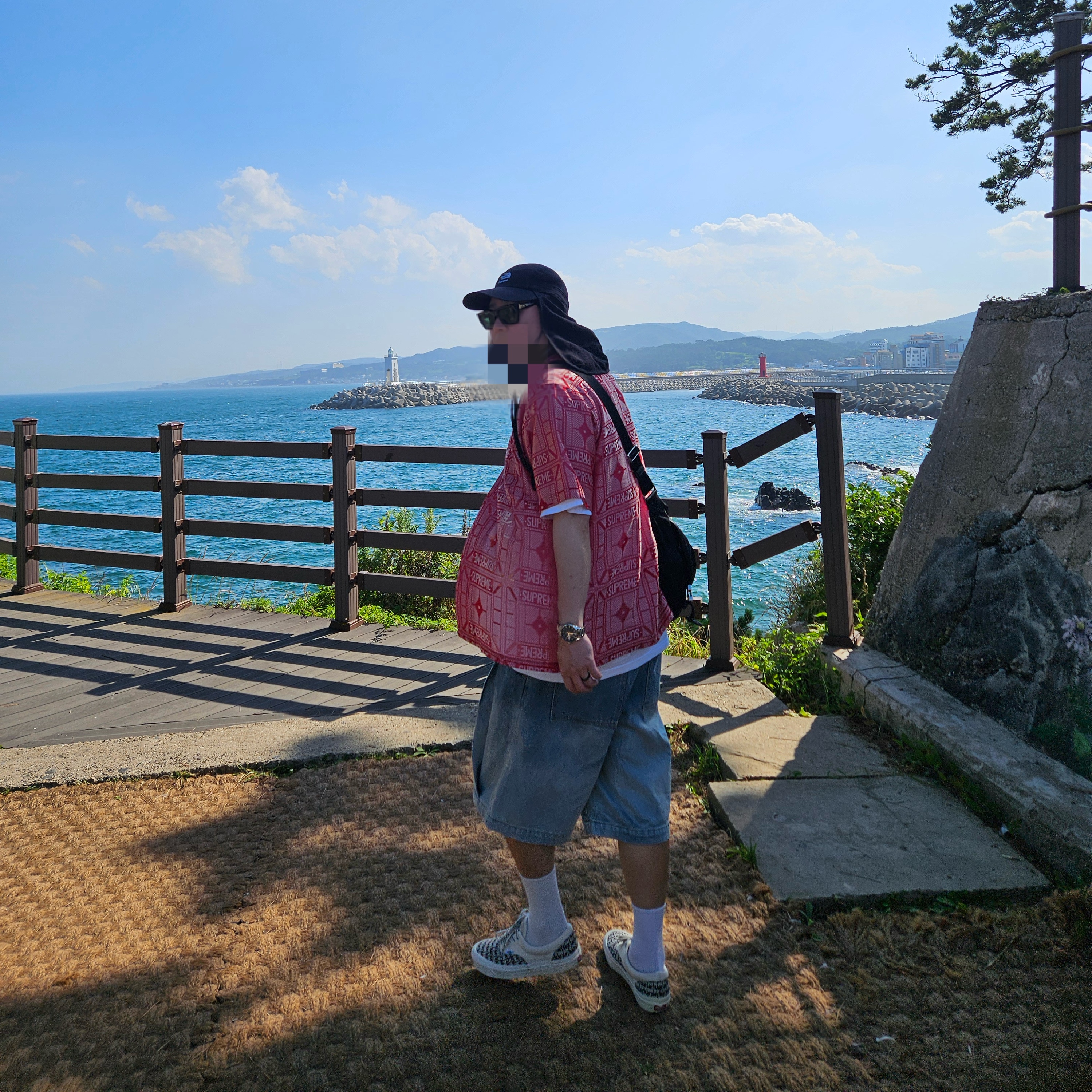 Supreme x The North Face Sunshield Camp Cap Black - 20SS, Supreme Tray Jacquard S/S Shirt Red - 24SS 착용 스타일 - 1