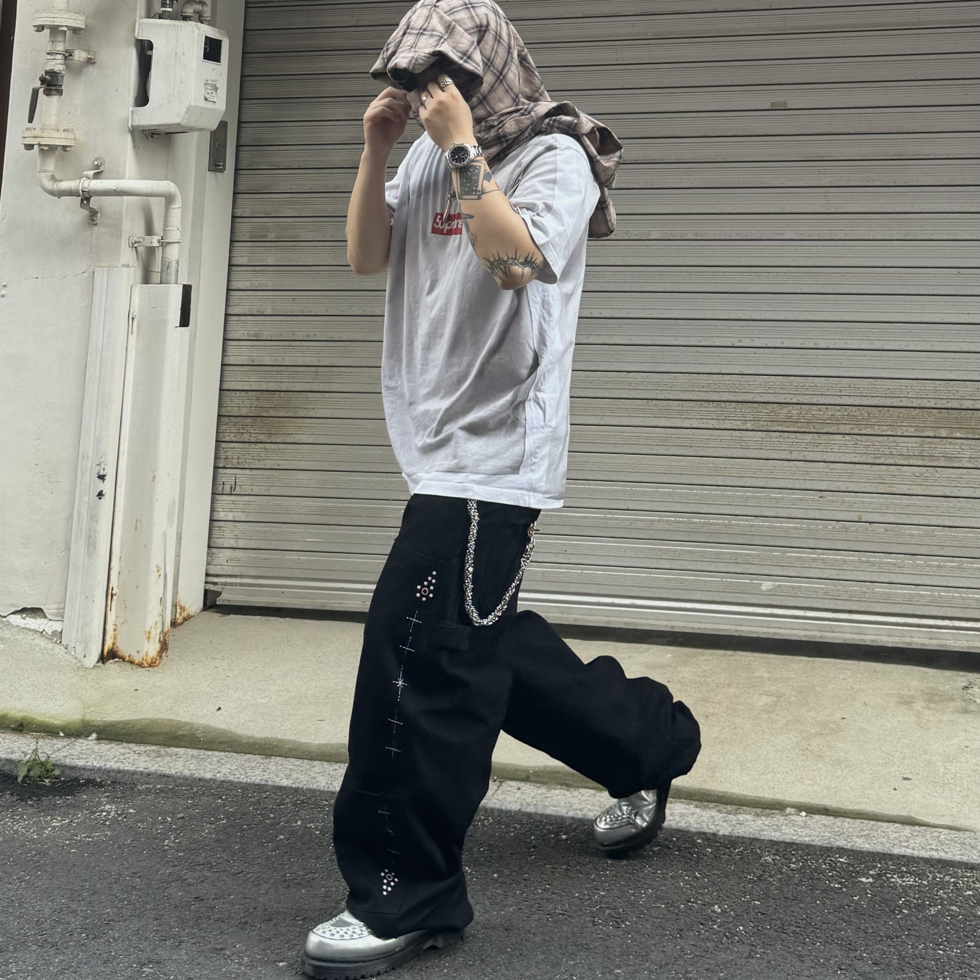 Dr. Martens x Supreme Ramsey Creeper Silver, Supreme x MM6 Maison Margiela Box Logo T-Shirt White - 24SS 착용 스타일 - 2