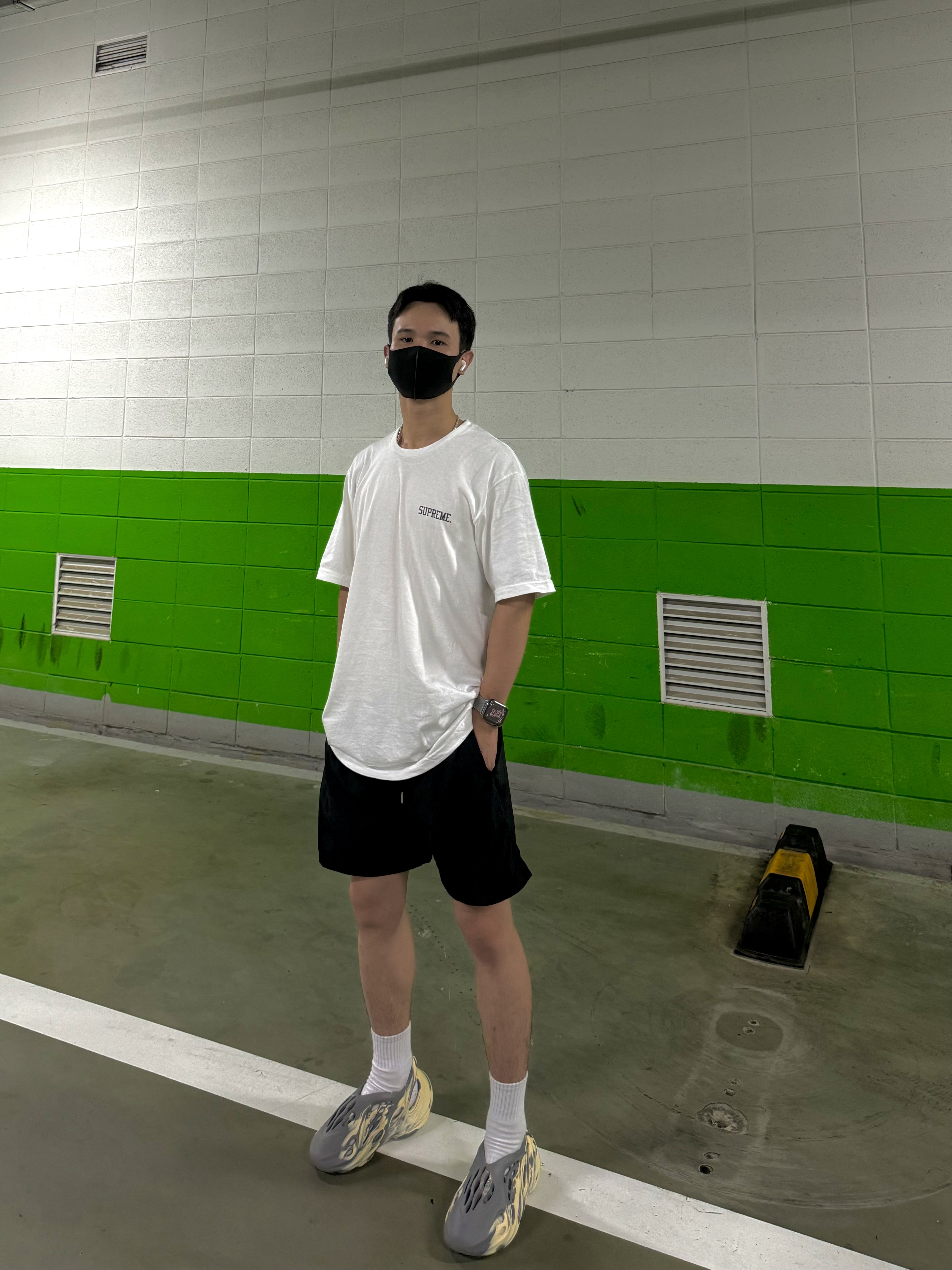 Supreme Fighter T-Shirt White - 23FW, Adidas Yeezy Foam RNNR MXT Moon Gray 착용 스타일 - 2