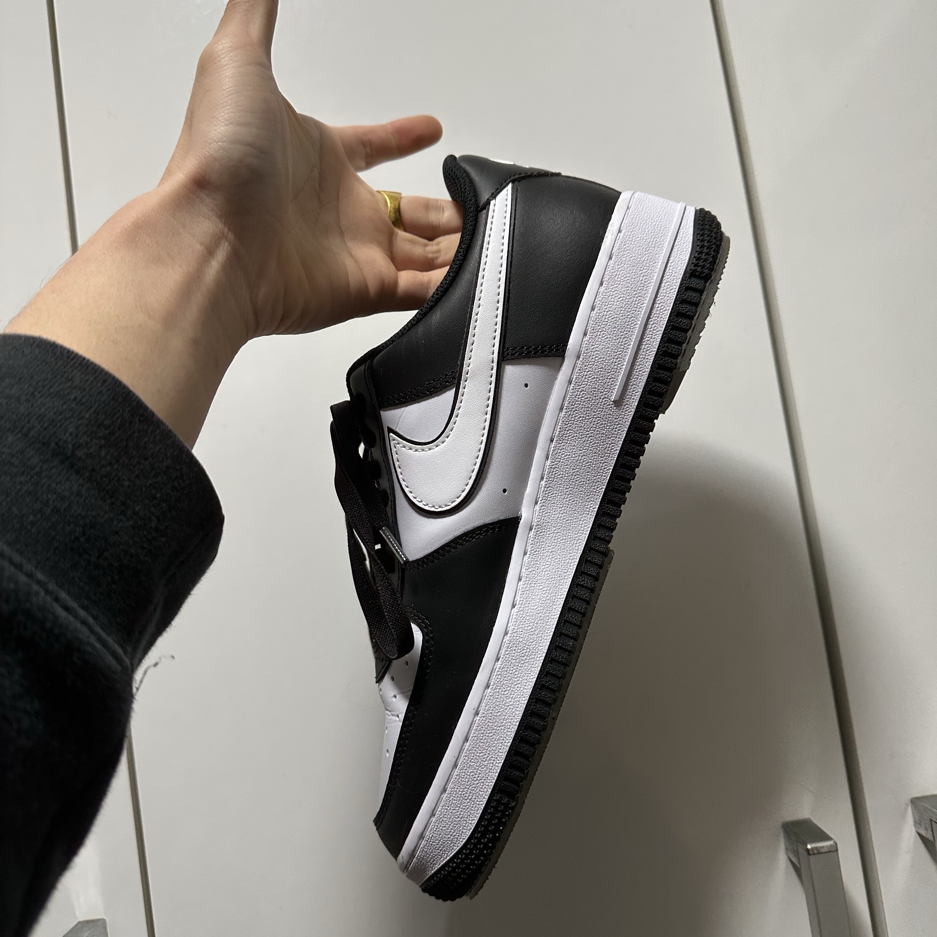 Nike Air Force 1 '07 Black White 착용 스타일 - 3