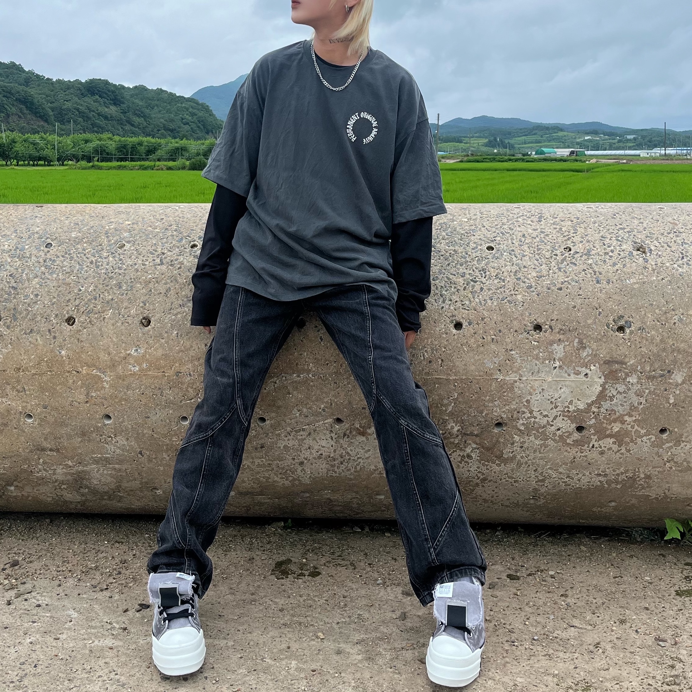 Converse x Drkshdw DBL Drkstar Overdye Chuck 70 Hi Concrete, Permanent Archive Pigment Arch Logo T-Shirt Charcoal 착용 스타일 - 2