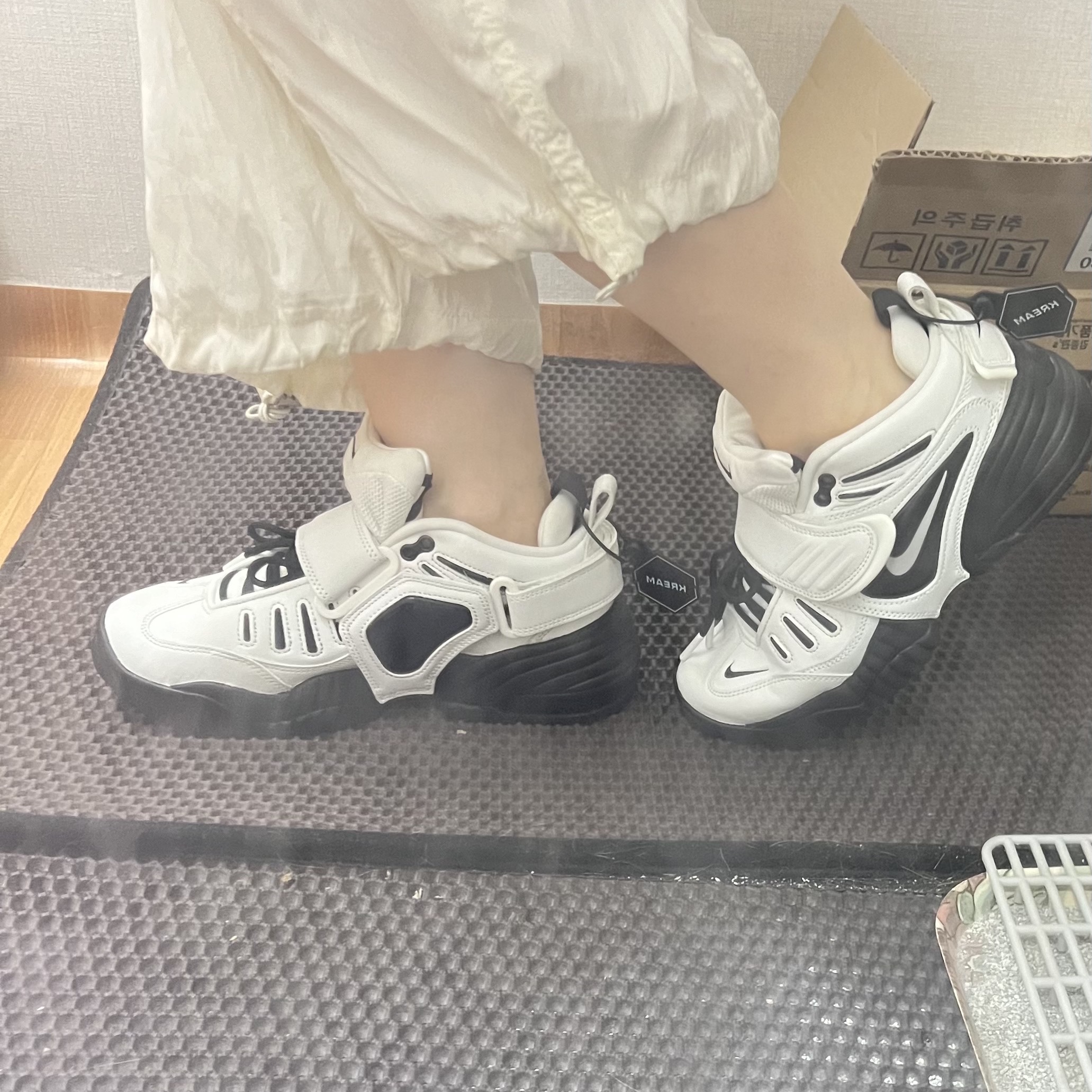 Nike x Ambush Air Adjust Force SP Summit White and Black 착용 스타일 - 3