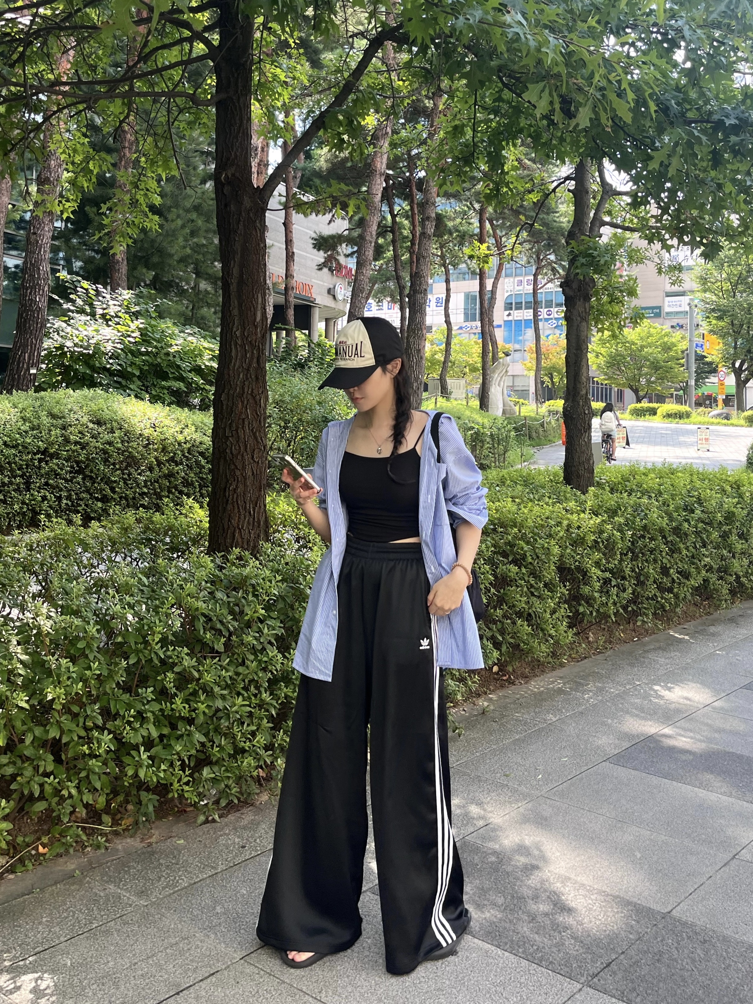 (W) Adidas Satin Wide Leg Joggers Black - KR Sizing, Jansport Half Pint Mini Backpack Black 착용 스타일 - 2