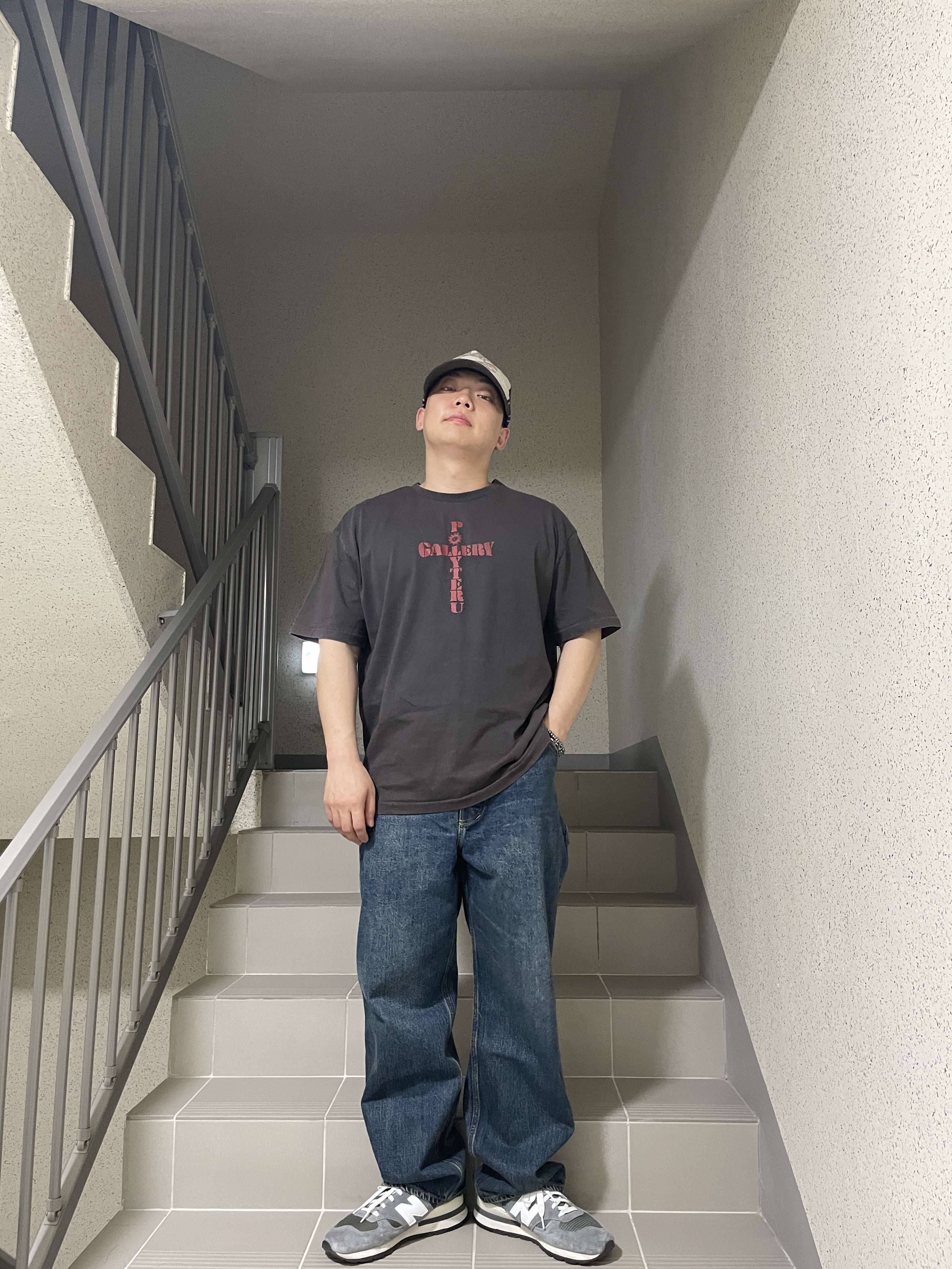 New Balance 990v1 Made in USA Grey White, Polyteru 1011 1/2 Graphic T Shirt 'Cross Tee' Washed Charcoal Brown 착용 스타일 - 4
