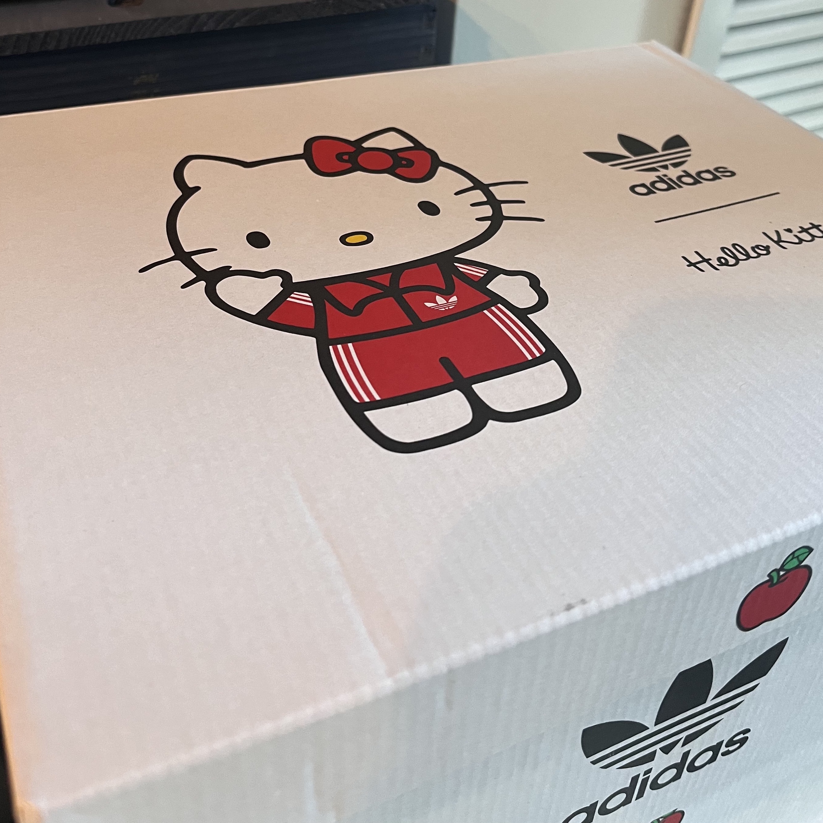 (W) Adidas x Hello Kitty Adifom Stan Smith Mules Core Black Red Cloud White 착용 스타일 - 2