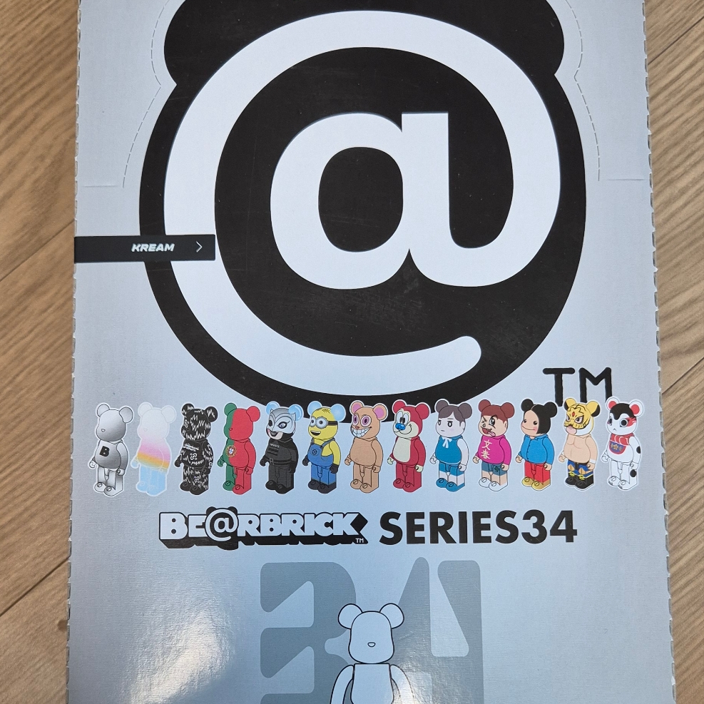 Bearbrick Series 34 Sealed Case 100% (24 Blind Boxes) 착용 스타일