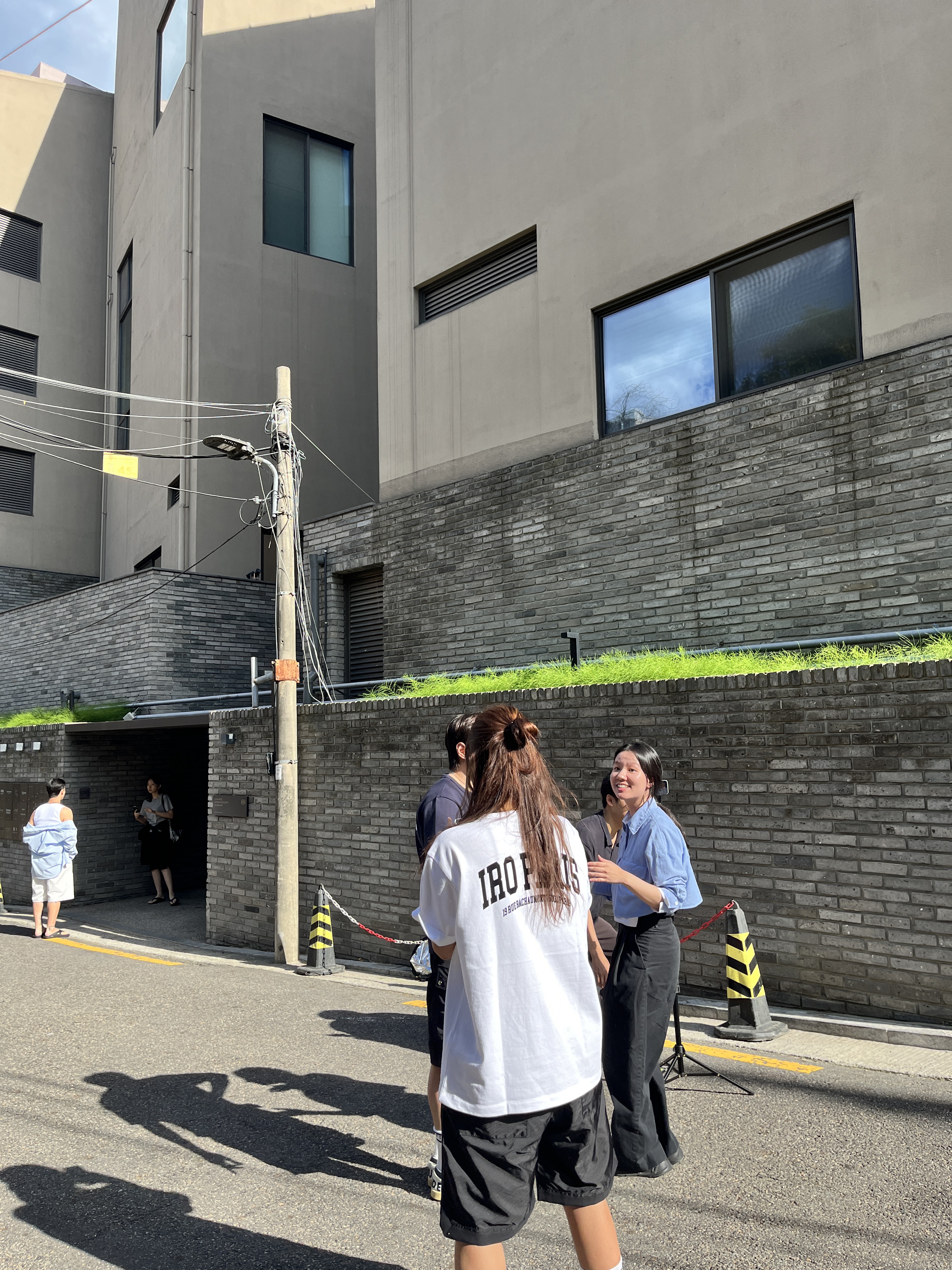 Iro Club De Paris Edition Cotton T-Shirt White, Iro Club De Paris Edition Cotton T-Shirt Navy 착용 스타일 - 3