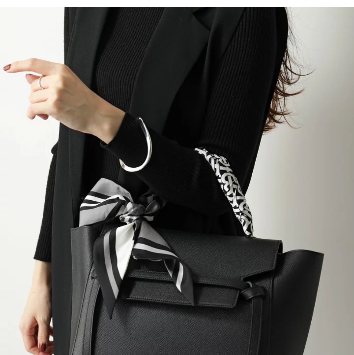 (W) Burberry Montage Print Silk Skinny Scarf Monochrome 착용 스타일