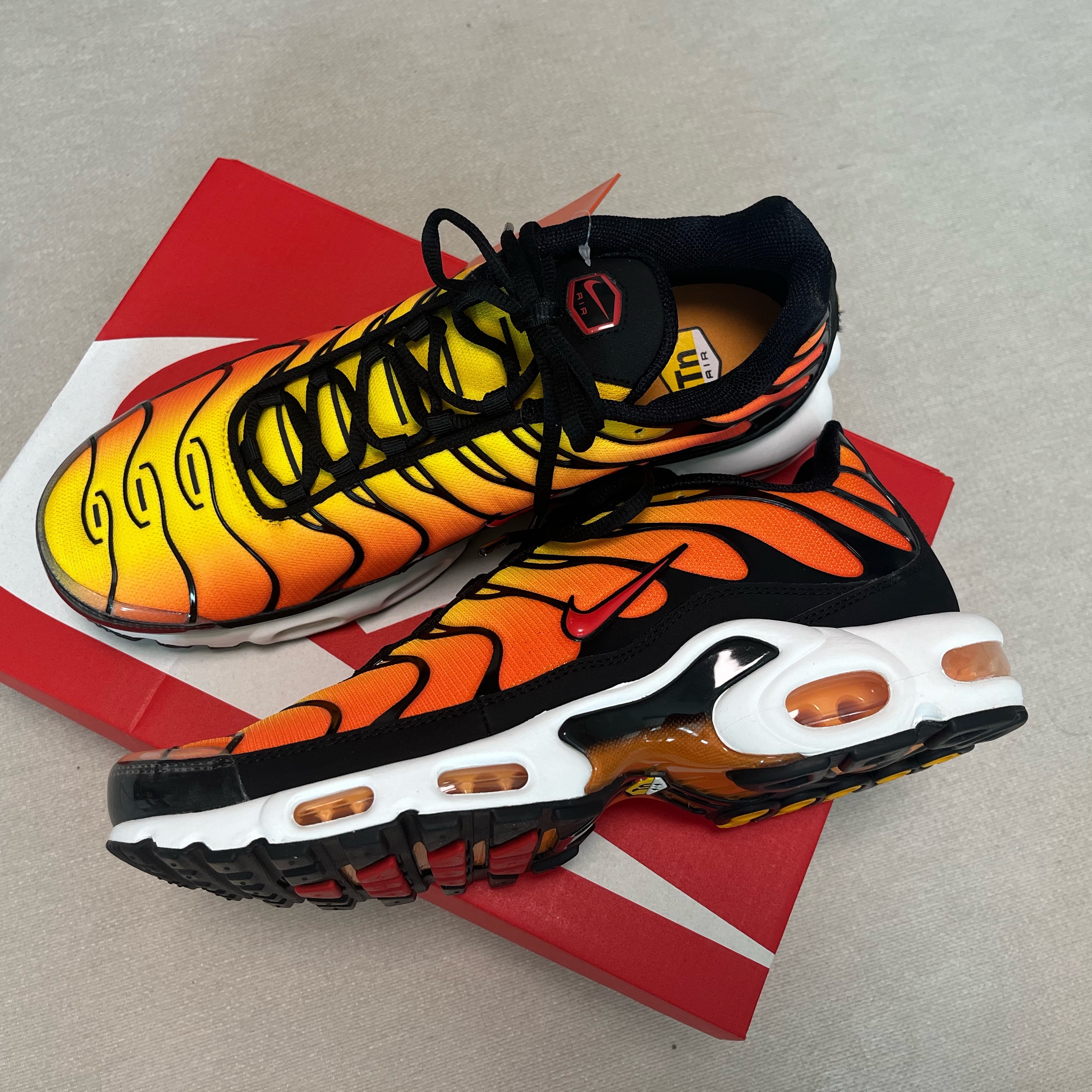 Nike Air Max Plus Bright Ceramic and Tour Yellow 착용 스타일
