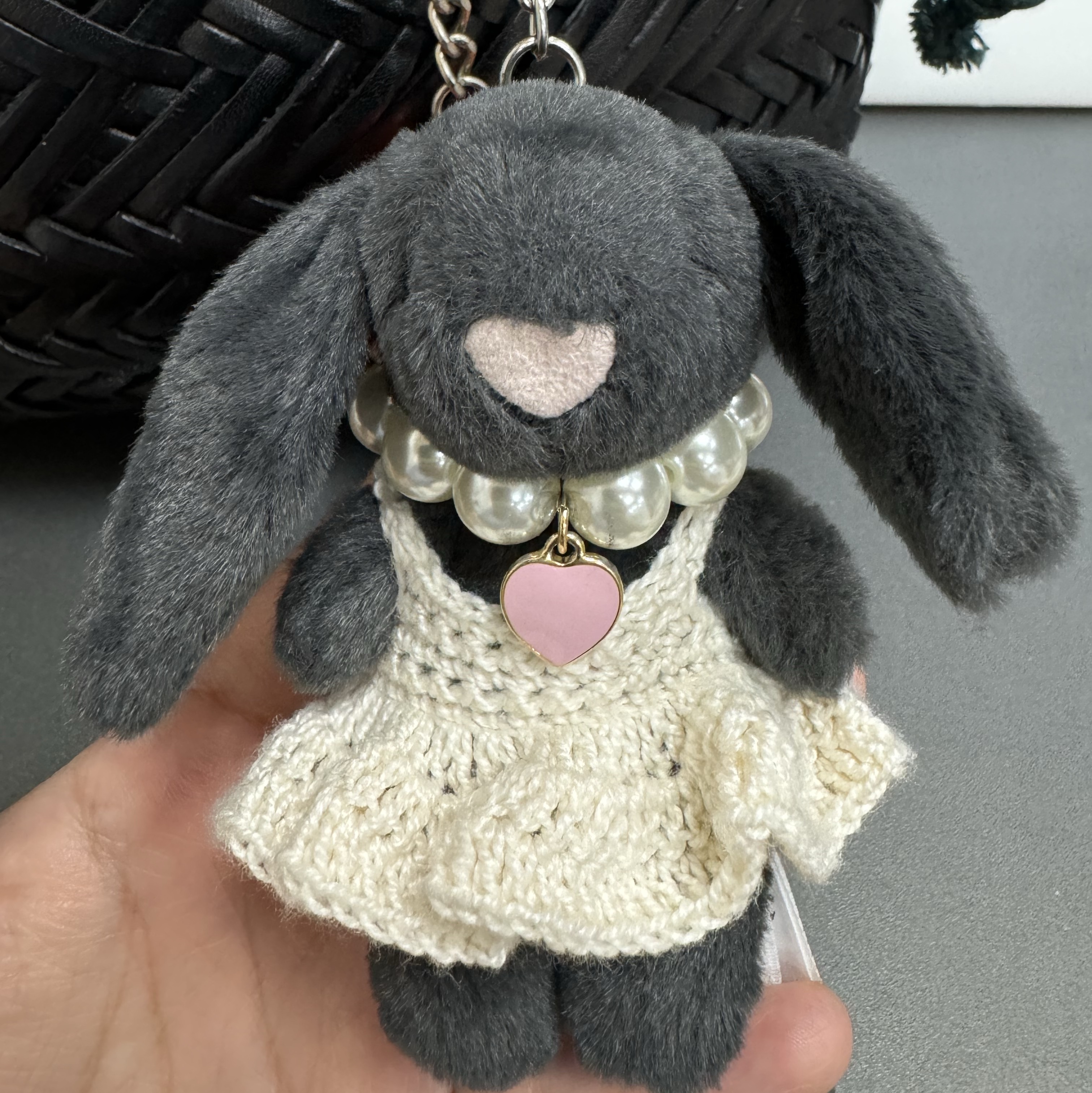 Jellycat Bashful Bunny Bag Charm Ink 착용 스타일