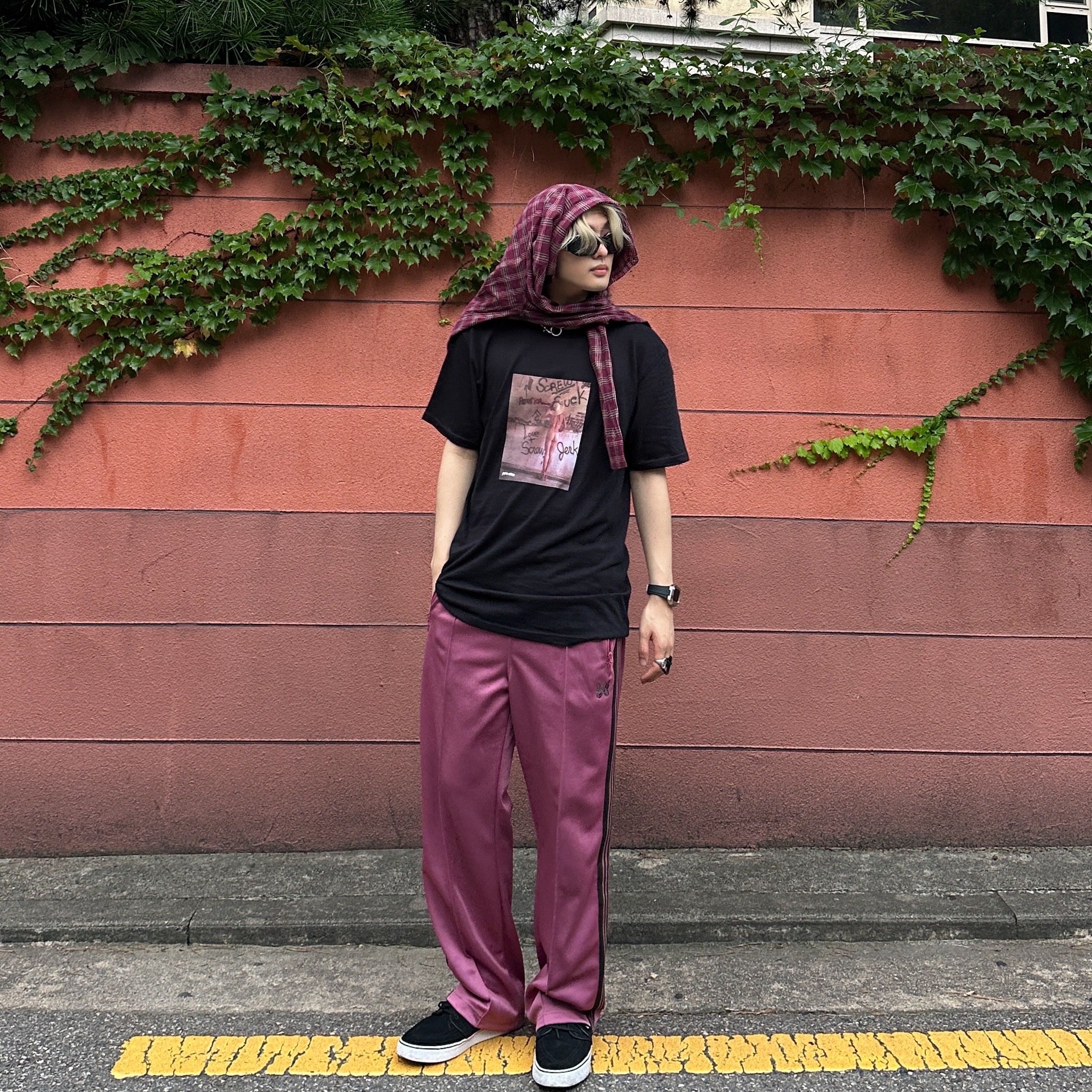 Needles Boot-Cut Track Pants Poly Smooth Smoke Pink, Needles Narrow Track Pants Poly Smooth Smoke Pink 착용 스타일 - 1