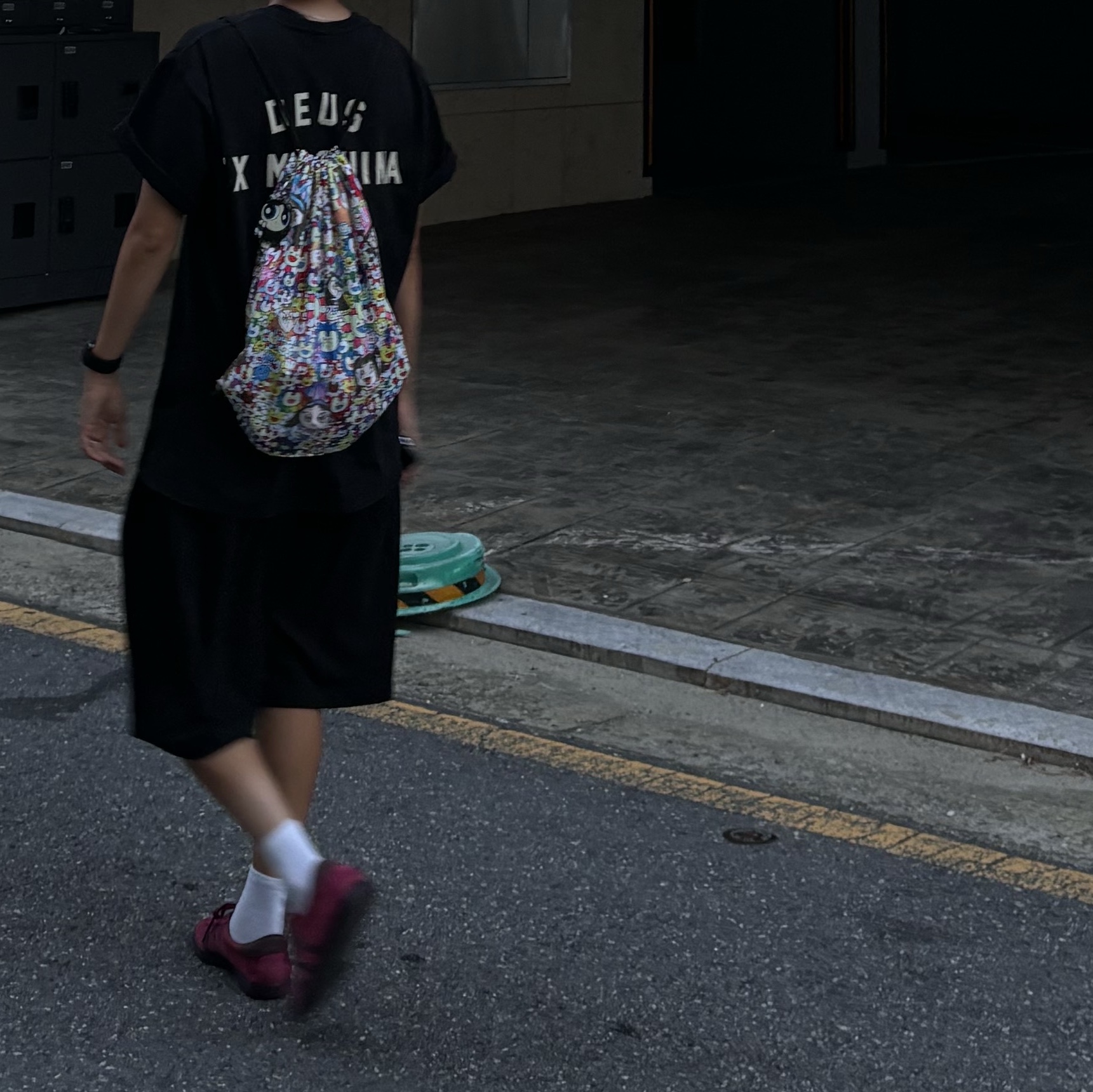 NewJeans Supernatural NJ x Murakami Drawstring Bag Ver. 착용 스타일