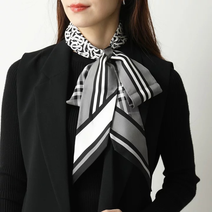 (W) Burberry Montage Print Silk Skinny Scarf Monochrome 착용 스타일