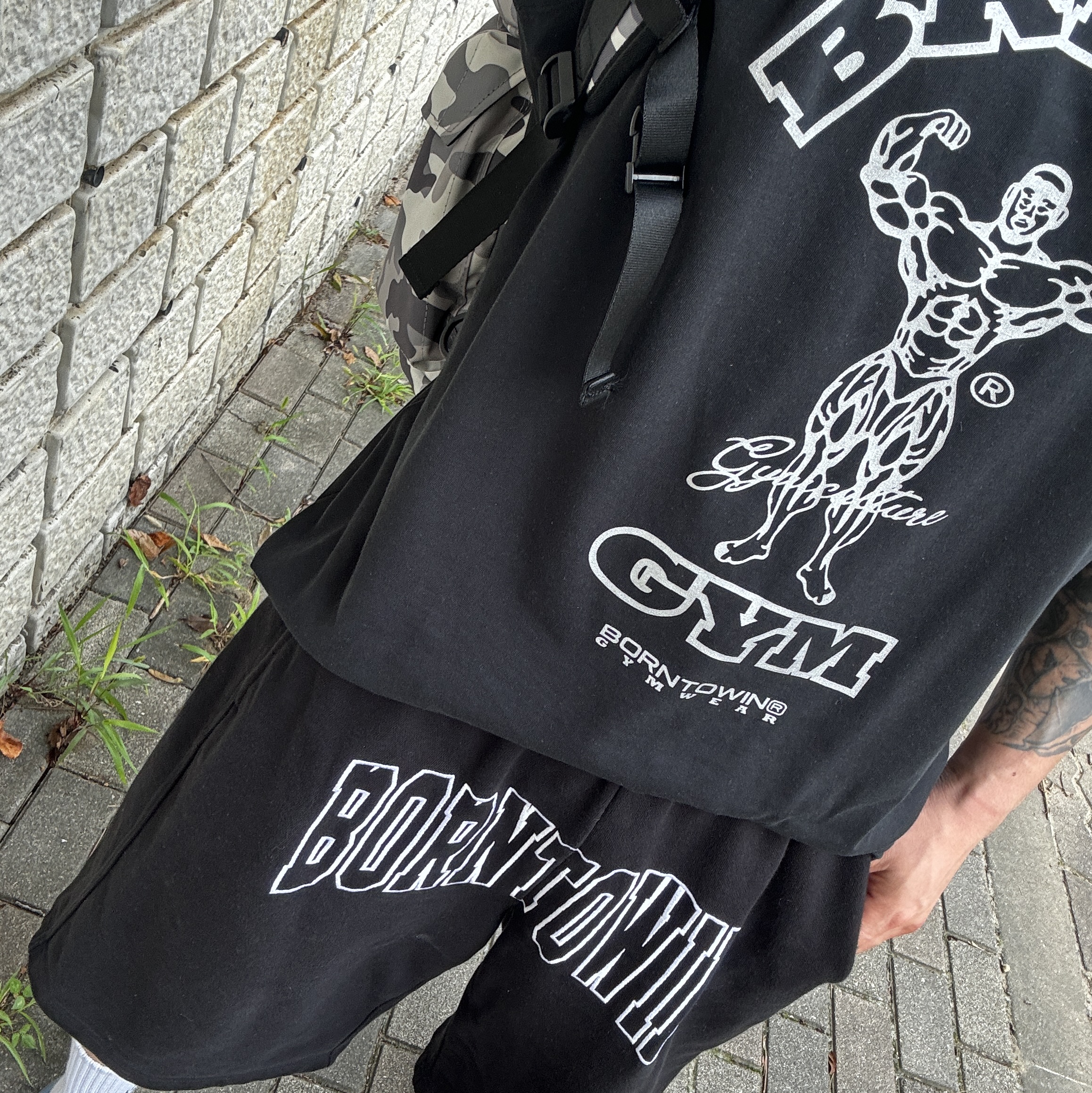 BORN TO WIN Raiseborn New Fit Sleeveless Black 착용 스타일