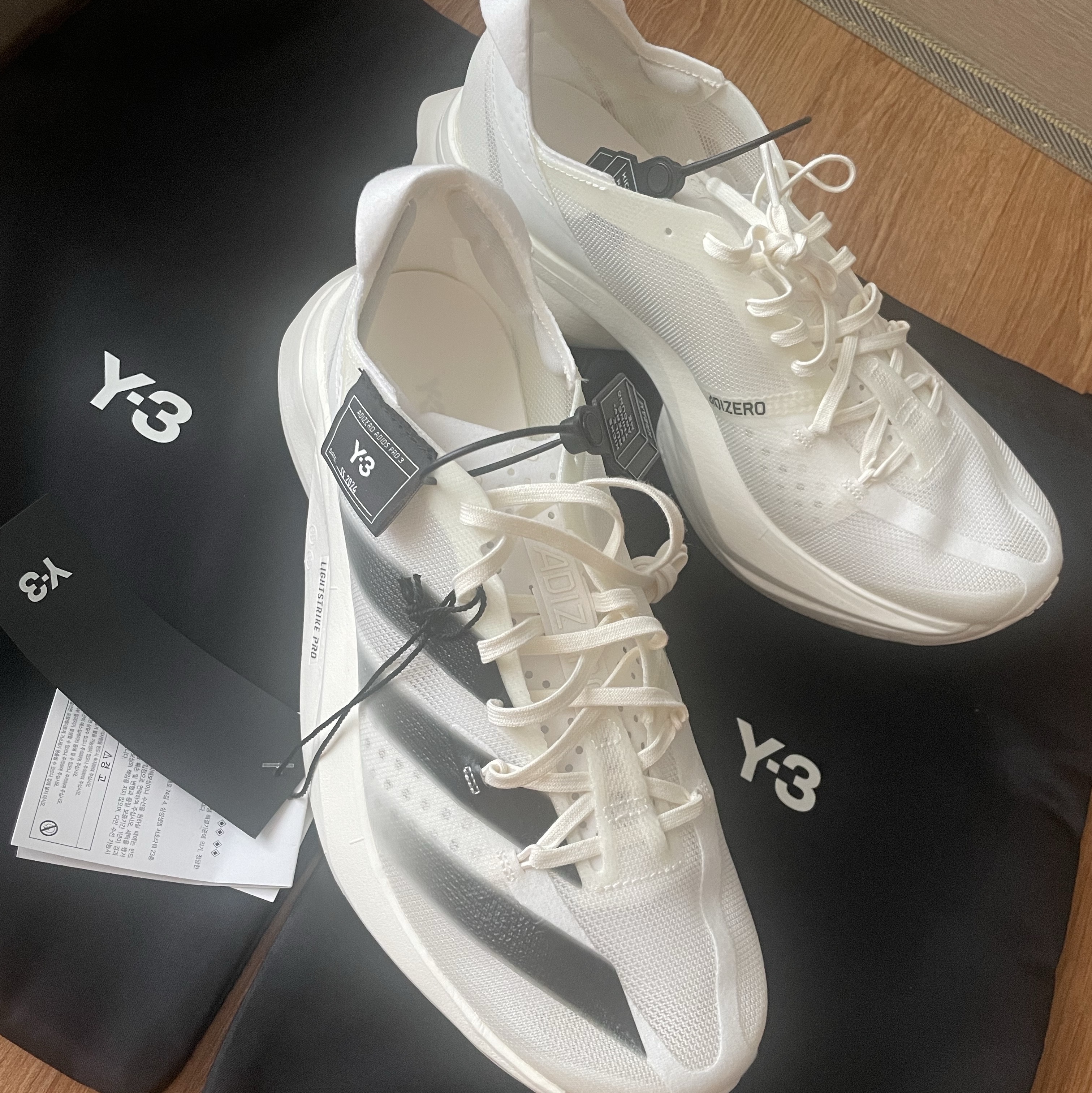 Y-3 Adios Pro 3.0 Off White Black 착용 스타일 - 1