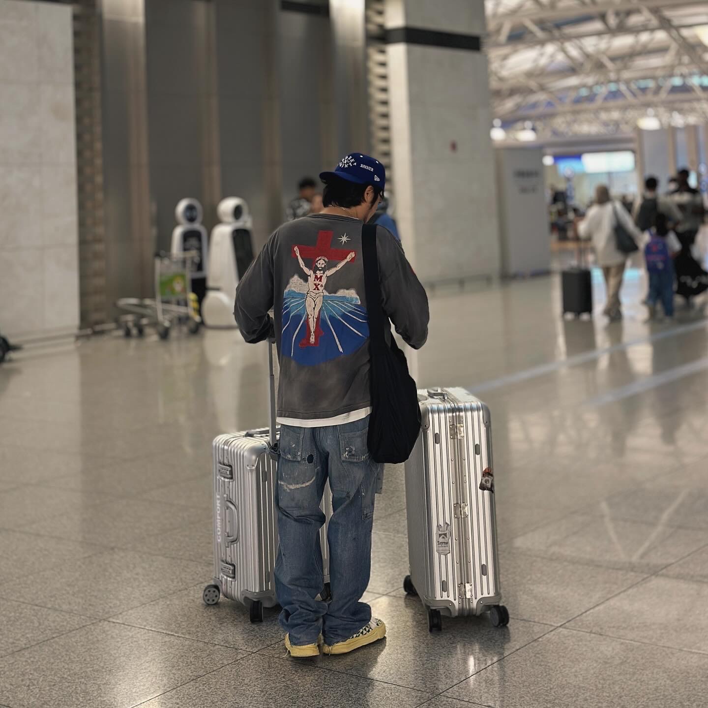 Saint Mxxxxxx Foot Print LS T-Shirt Black - 23AW, Saint Mxxxxxx x Born X Raised Born Saint Cap Blue - 24SS 착용 스타일 - 1