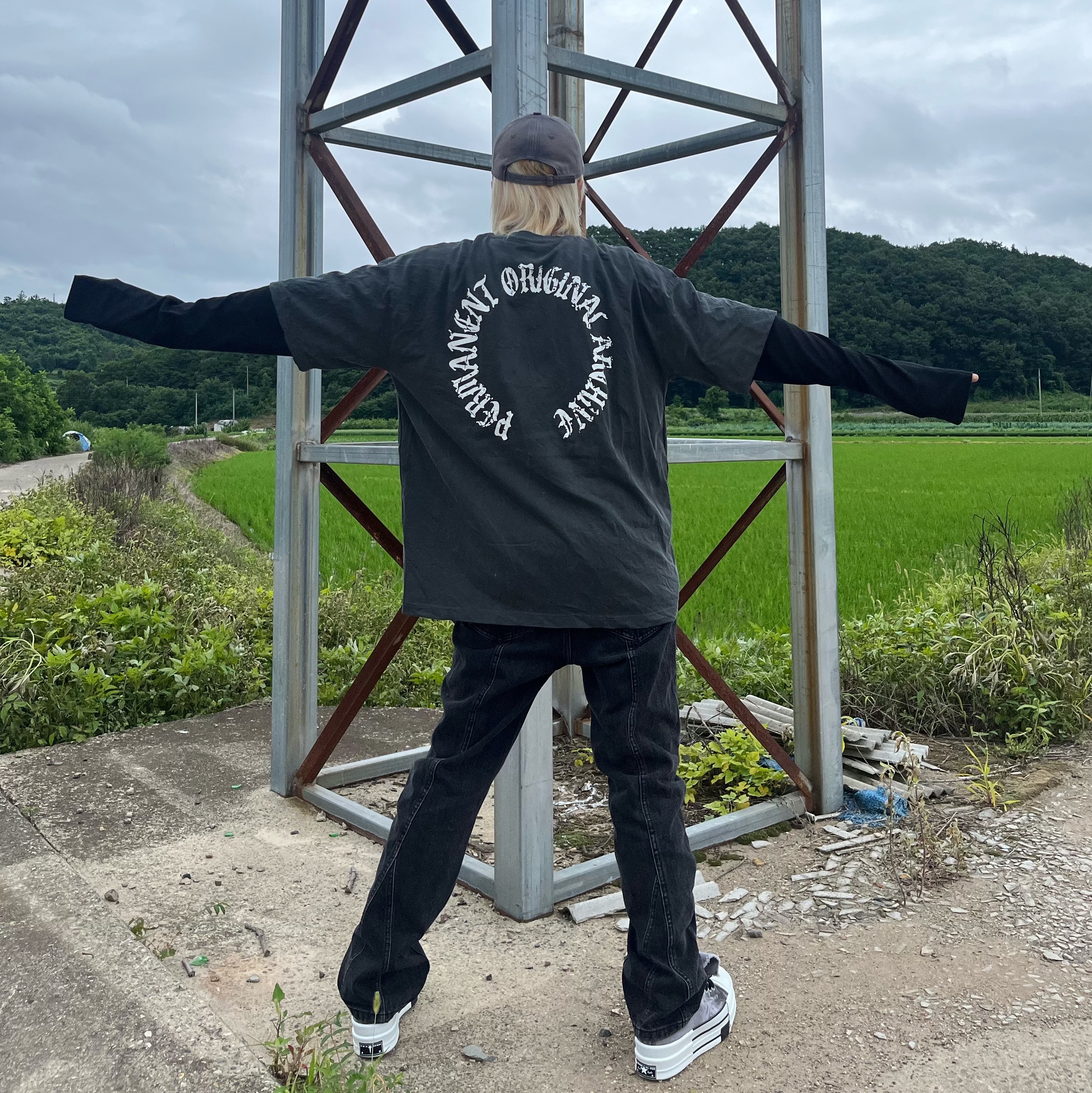 Converse x Drkshdw DBL Drkstar Overdye Chuck 70 Hi Concrete, Permanent Archive Pigment Arch Logo T-Shirt Charcoal 착용 스타일 - 1