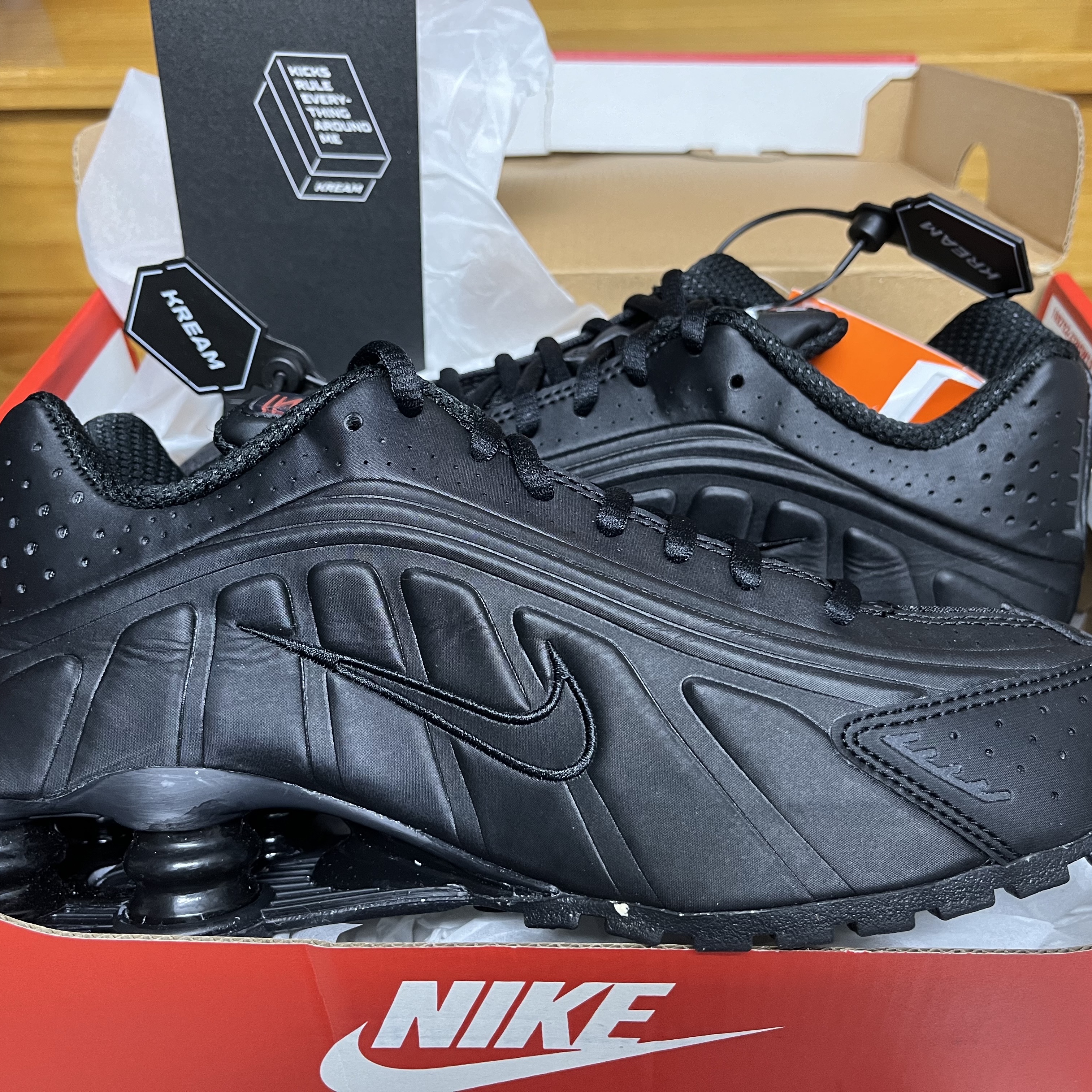 (W) Nike Shox R4 Black 착용 스타일 - 1