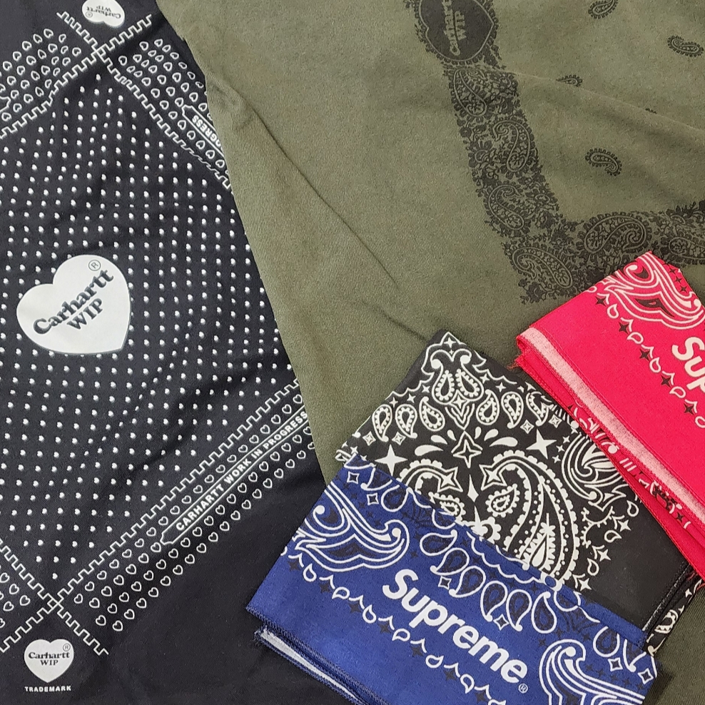 Carhartt WIP Heart Bandana T-Shirt Black White Stone Washed, Supreme Hav-A-Hank Bandanas Multicolor (Set of 3) - 24SS 착용 스타일