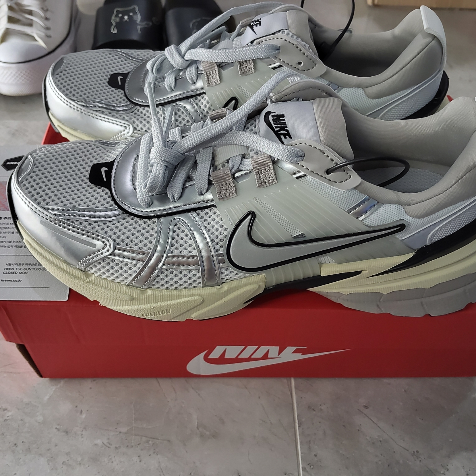 Nike V2K Run Summit White Metallic Silver 착용 스타일