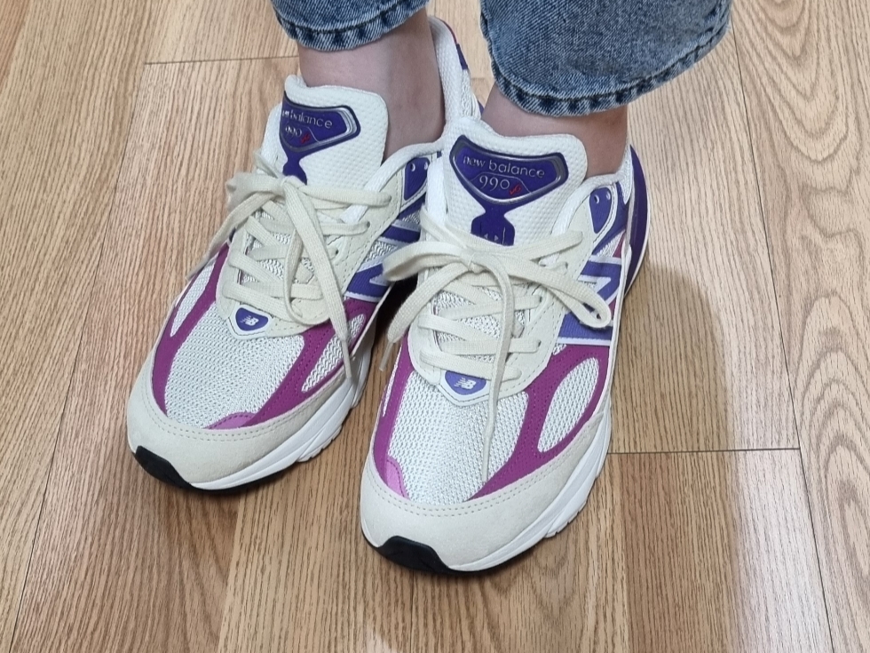 New Balance 990v6 Made in USA Limestone Magenta 착용 스타일