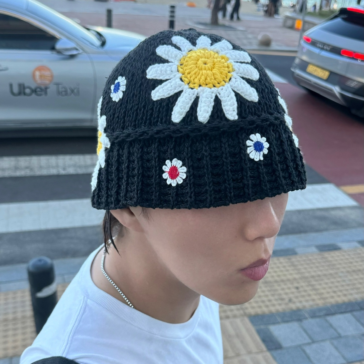 The Greatest Daisy Bucket Hat 착용 스타일