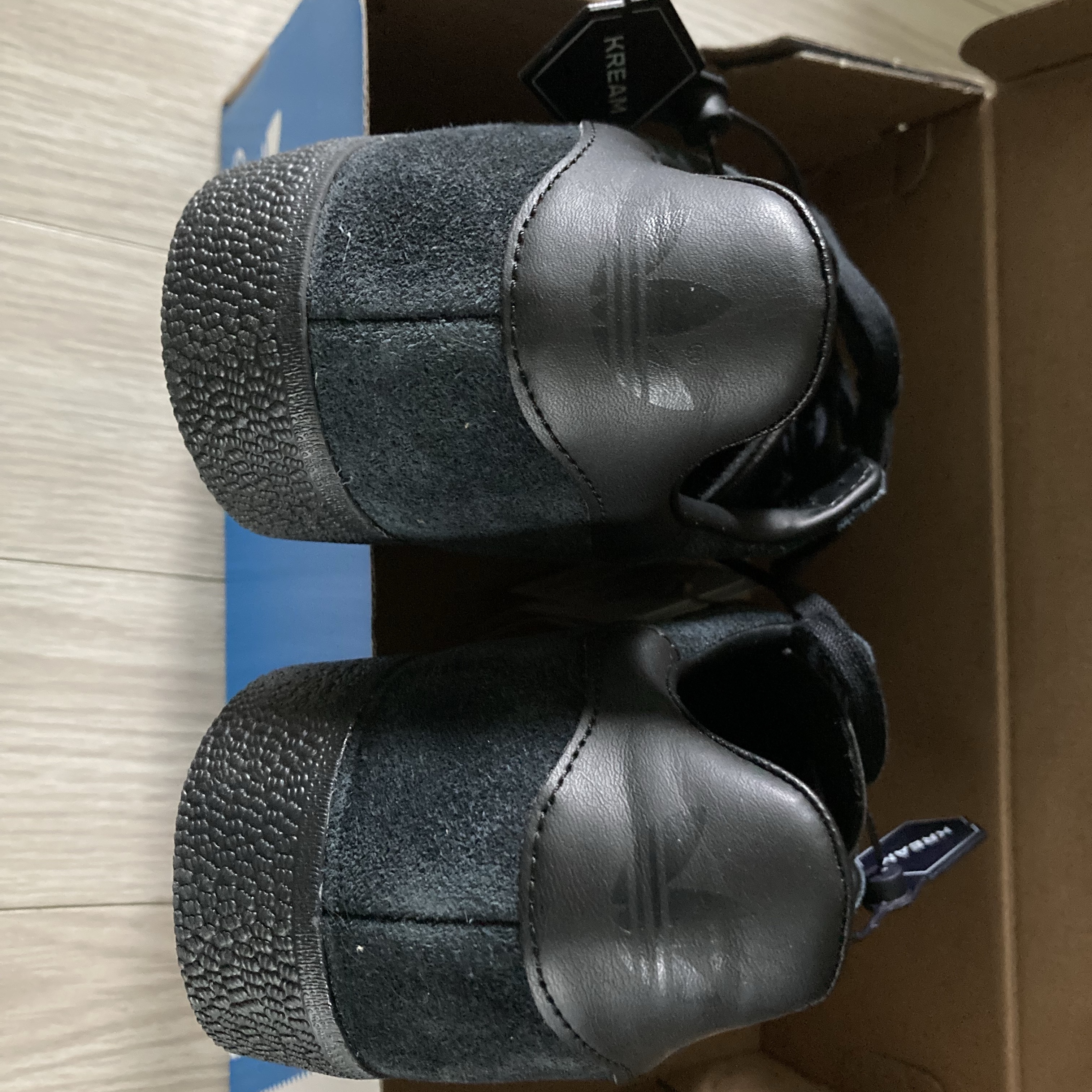 Adidas Gazelle Triple Black 착용 스타일 - 2