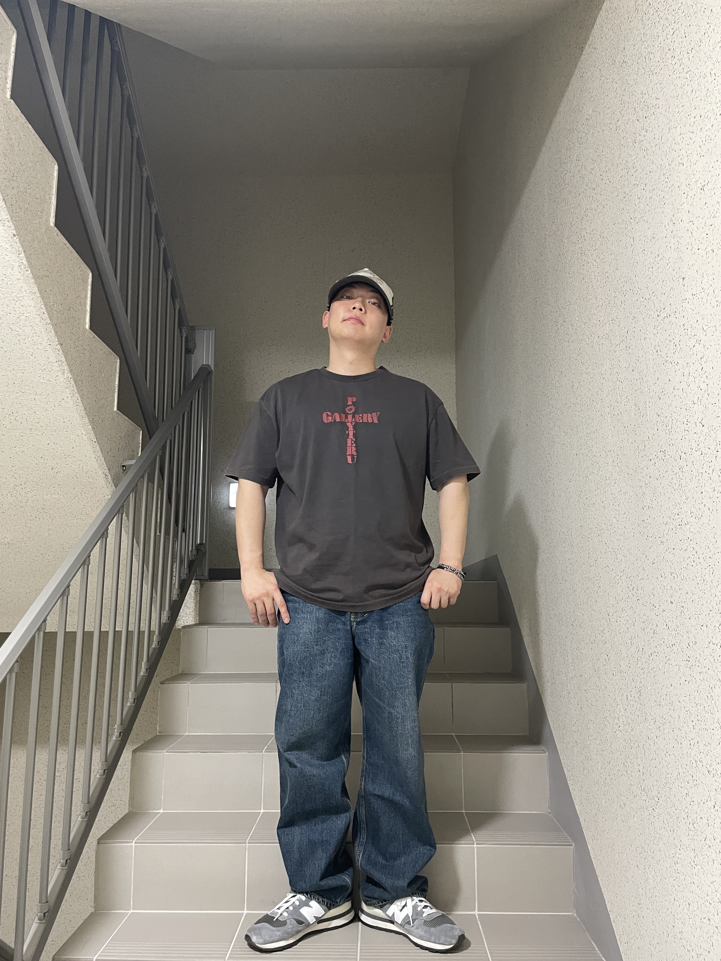 New Balance 990v1 Made in USA Grey White, Polyteru 1011 1/2 Graphic T Shirt 'Cross Tee' Washed Charcoal Brown 착용 스타일 - 5