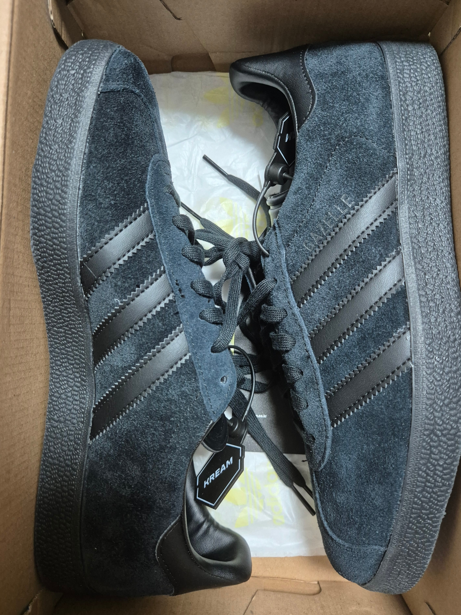 Adidas Gazelle Triple Black 착용 스타일