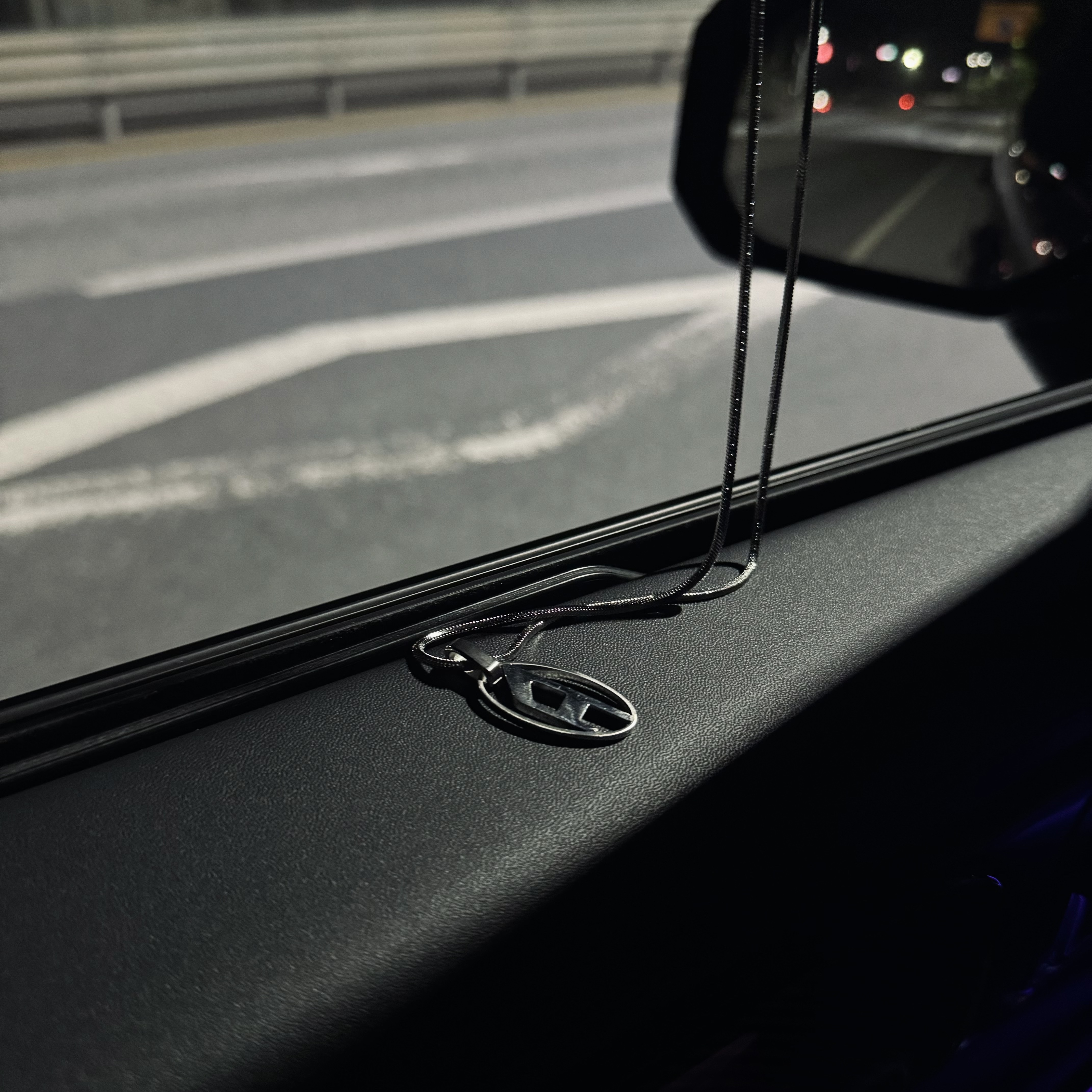 Diesel Dx1342 Stainless Steel Pendant Necklace Silver 착용 스타일