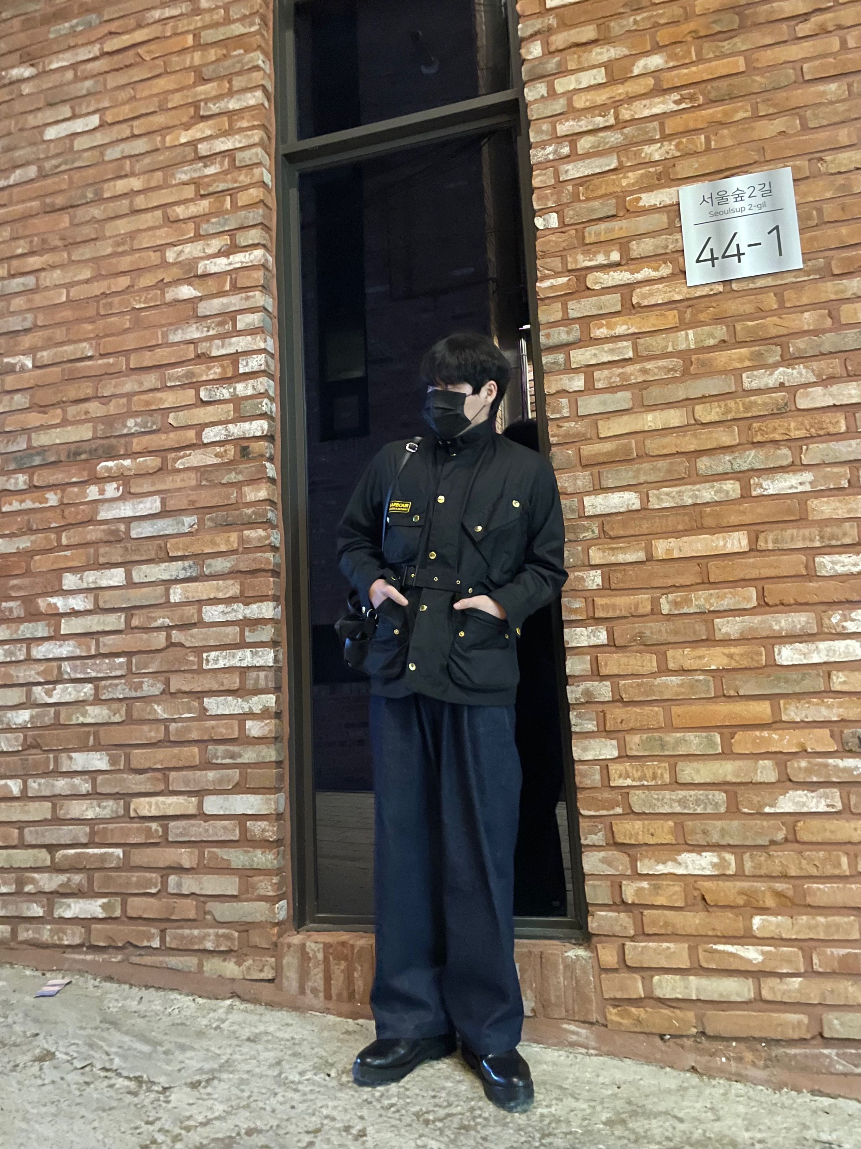 Barbour International Original Wax Jacket Black 착용 스타일 - 2