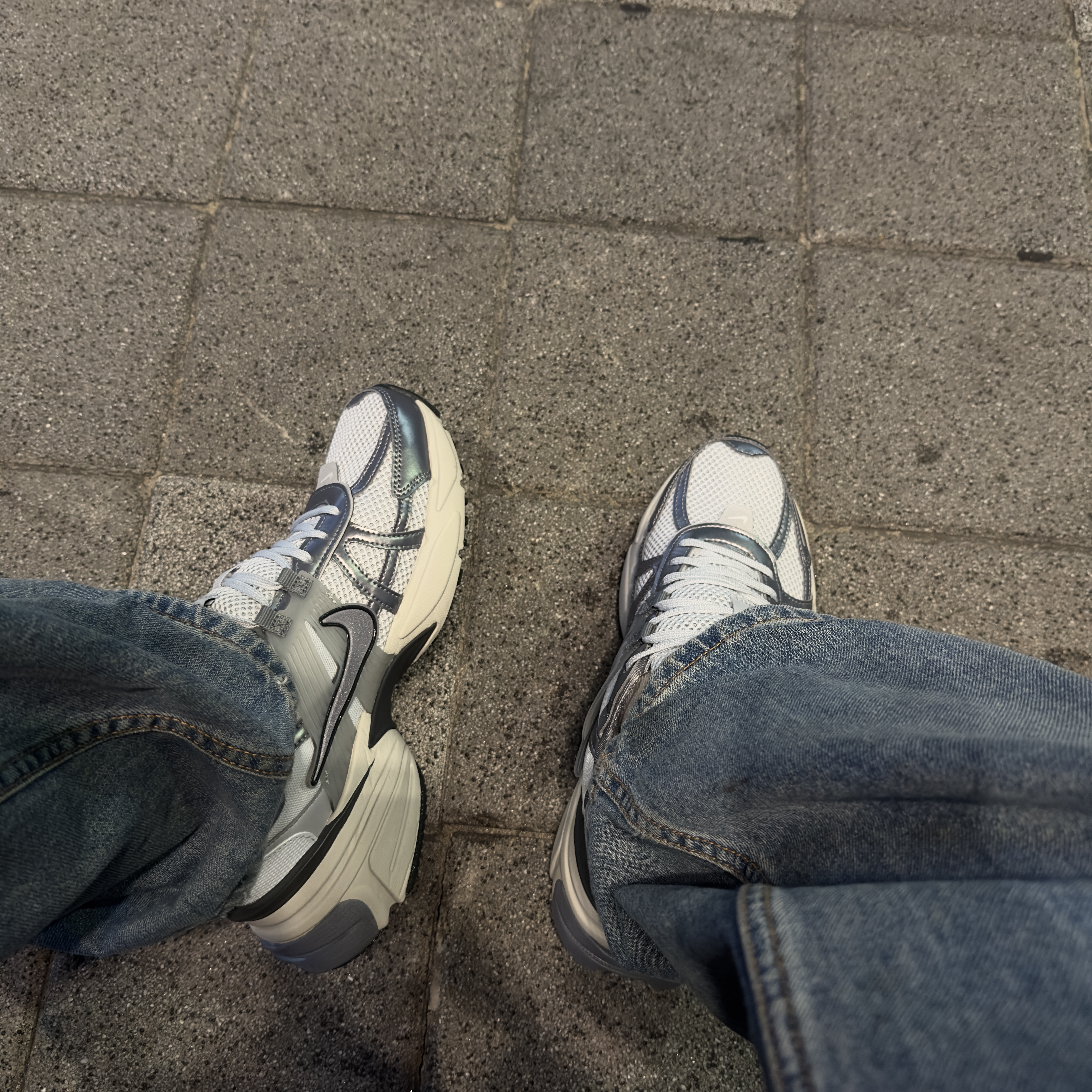 Nike V2K Run Pure Platinum Wolf Grey 착용 스타일