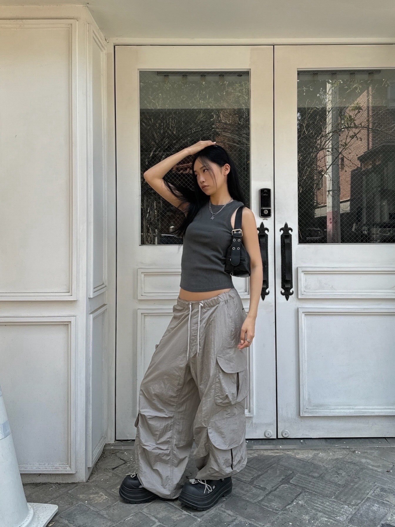 Suade Nylon Cargo Pants Grey, Suade Nylon Cargo Pants Black 착용 스타일