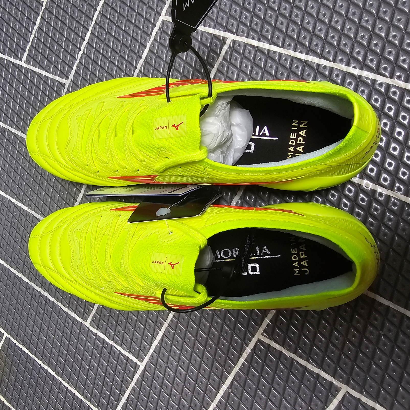 Mizuno Morelia Neo IV Beta Japan Safety Yellow Fairy Coral 착용 스타일 - 3