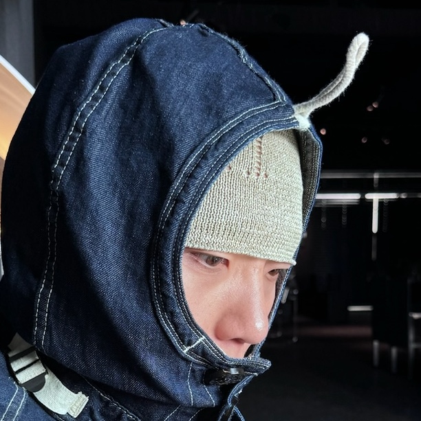 (W) Matin Kim Logo Punching Beanie Khaki 착용 스타일 - 2