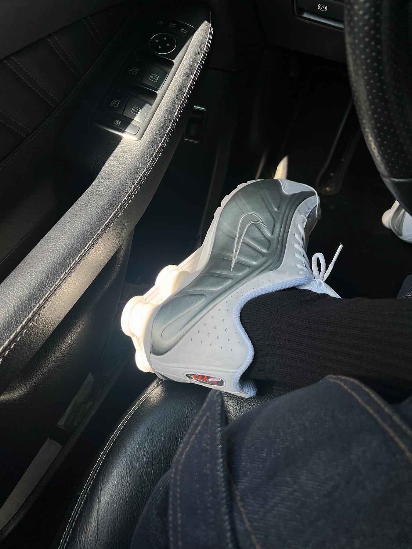 (W) Nike Shox R4 White Metallic Silver 착용 스타일 - 3