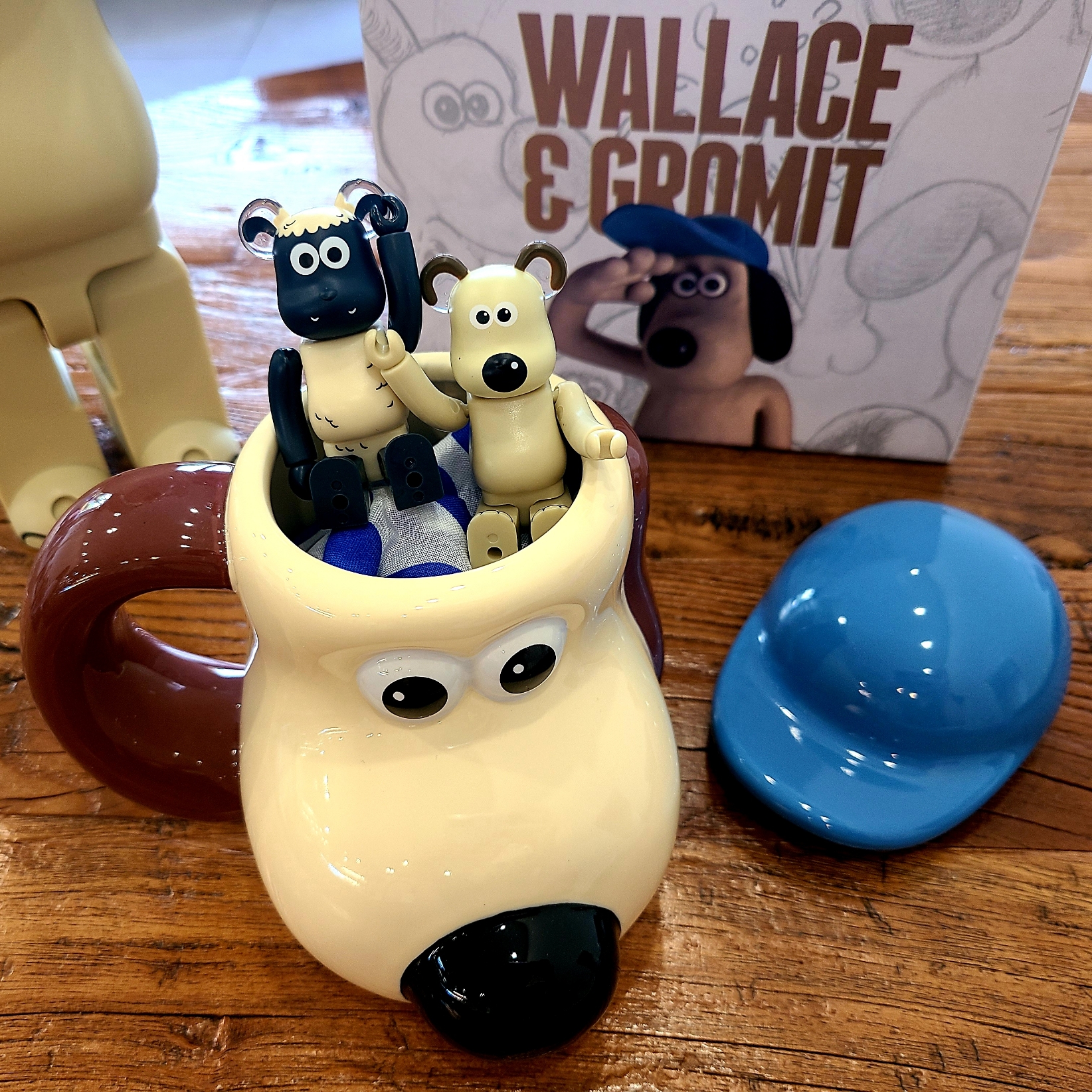 Bearbrick Wallace & Gromit Gromit 100% & 400% Set, Wallace & Gromit Mug Cup Gromit with a Cap 착용 스타일 - 1