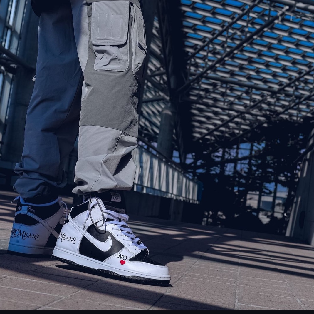 Nike x Supreme SB Dunk High OG QS By Any Means Black White 착용 스타일 - 2