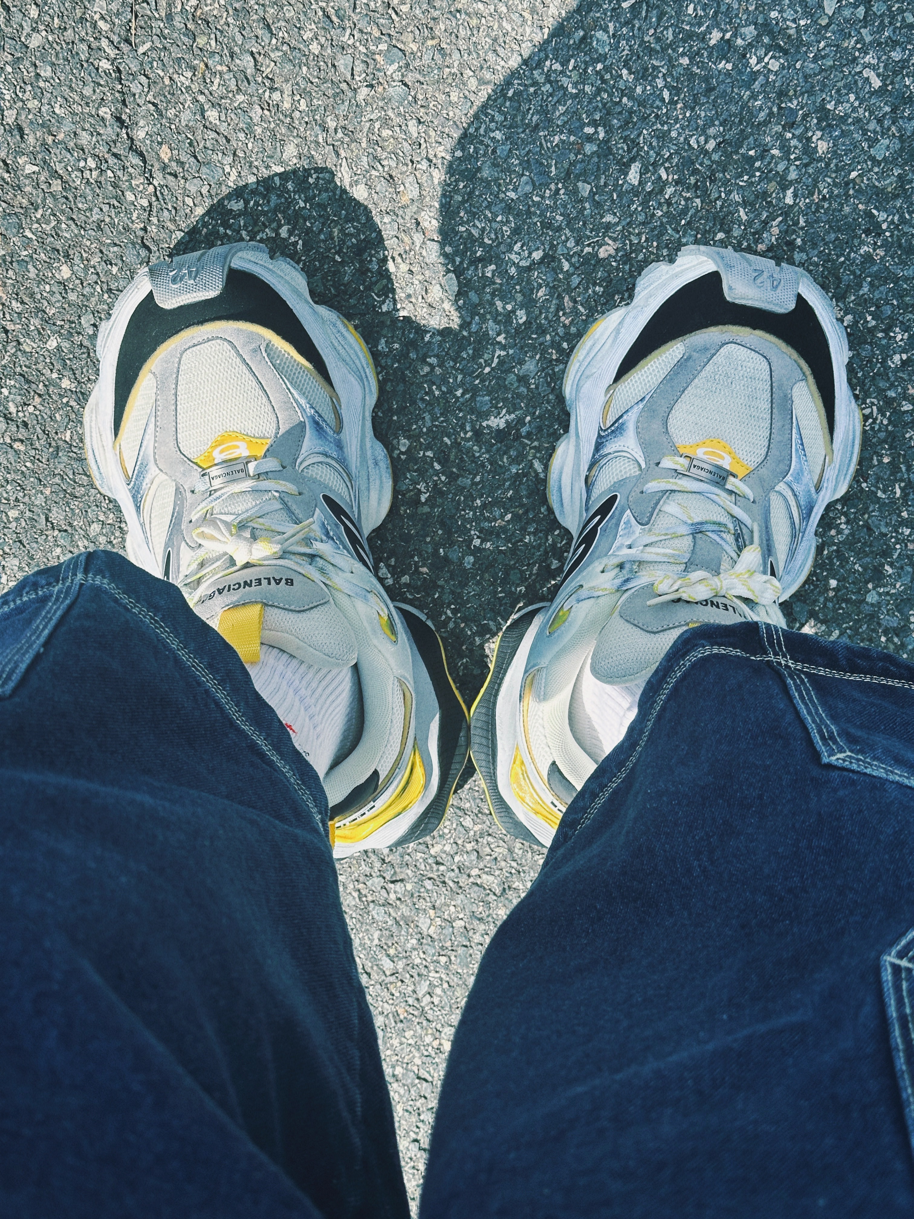 Balenciaga Cargo Sneakers Grey Black Yellow 착용 스타일 - 2