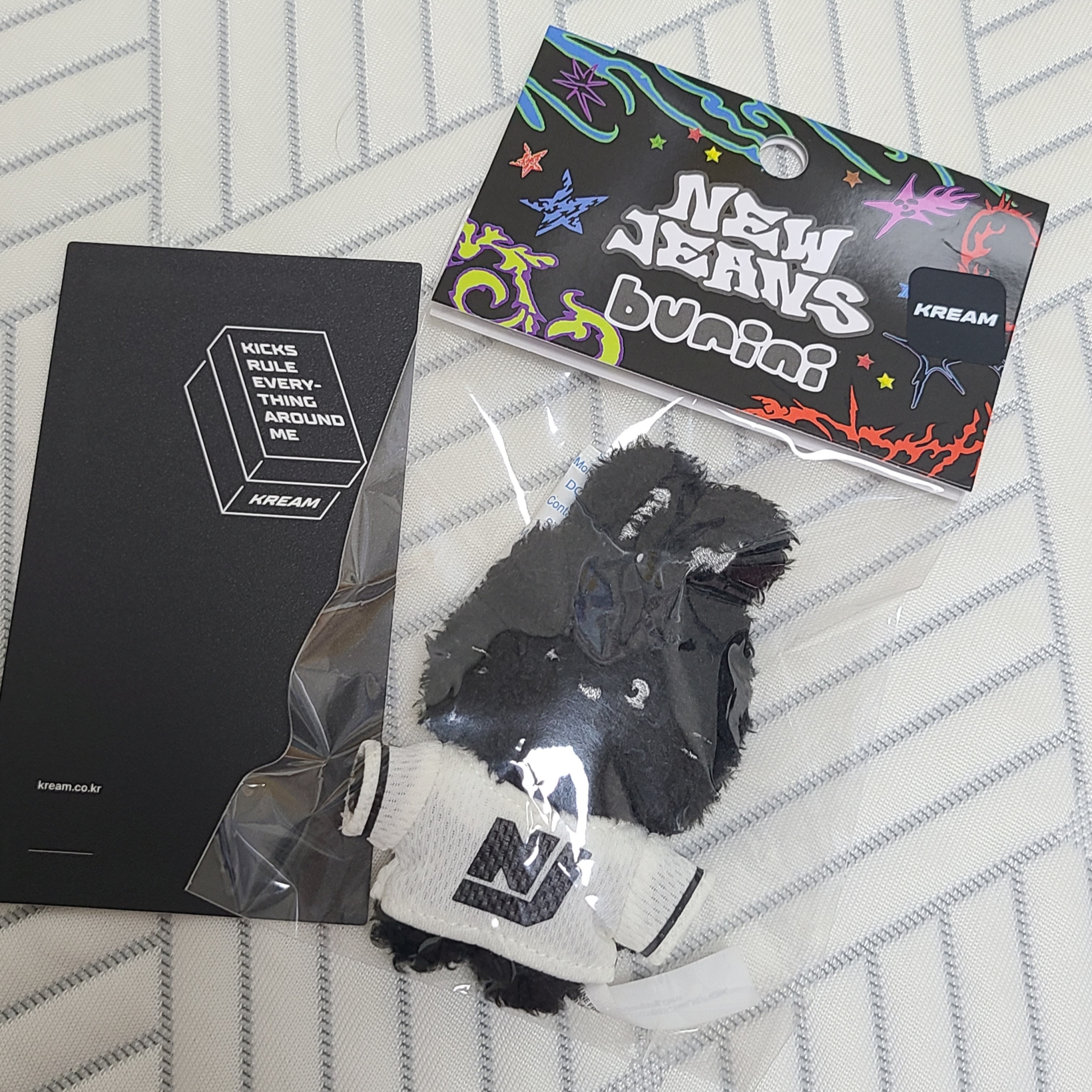 NewJeans Bunini Mini Costume Keyring Black 착용 스타일