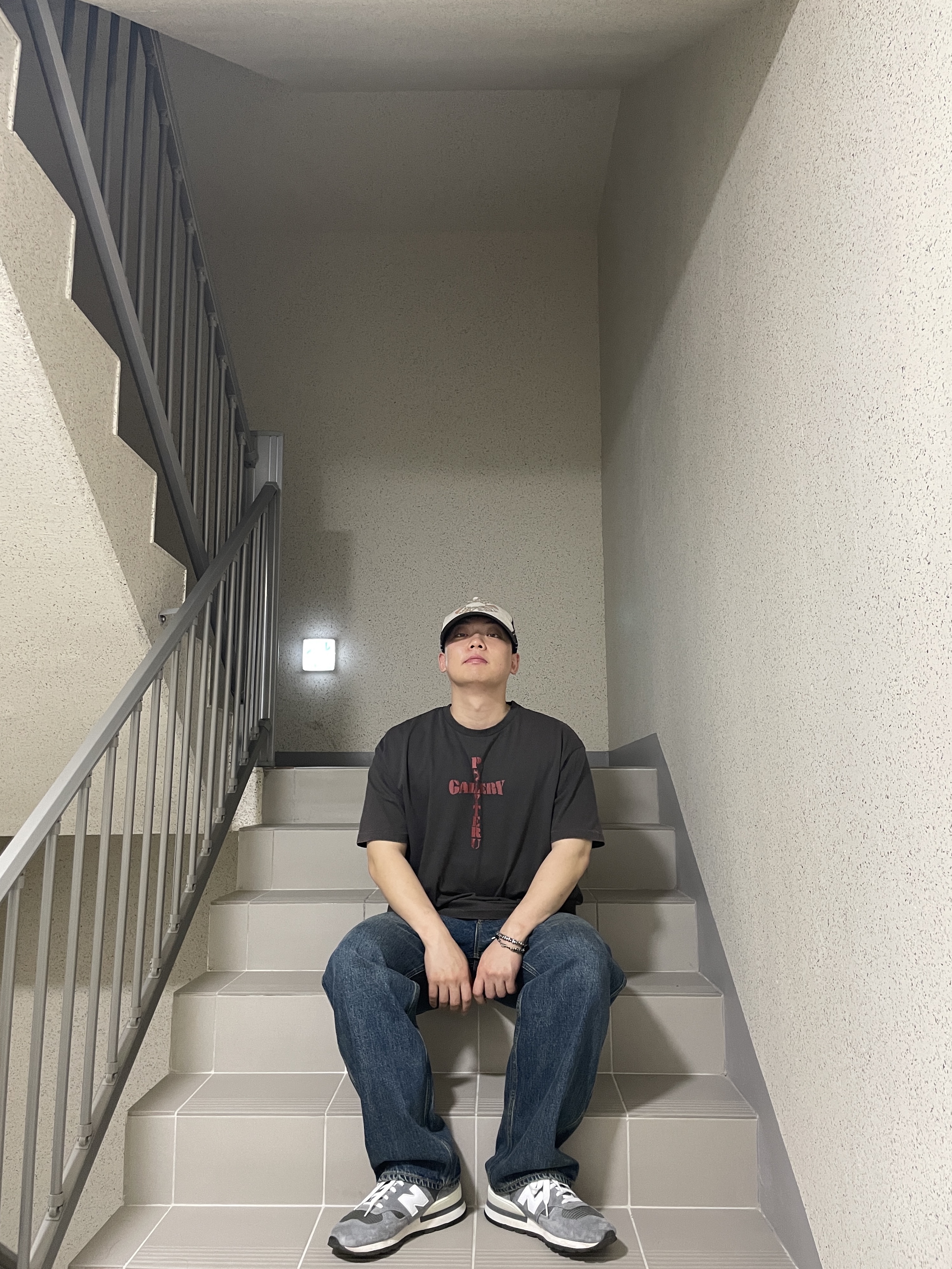 New Balance 990v1 Made in USA Grey White, Polyteru 1011 1/2 Graphic T Shirt 'Cross Tee' Washed Charcoal Brown 착용 스타일 - 6