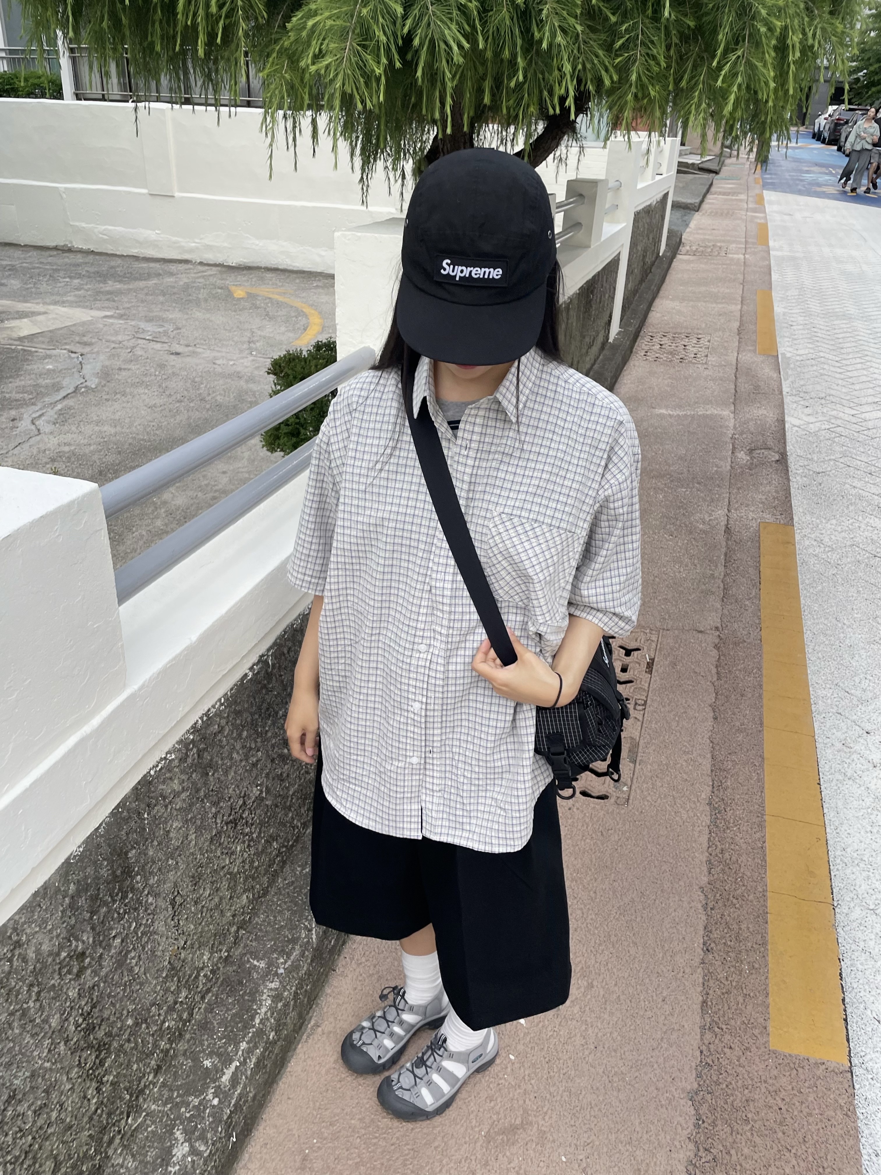 (W) Keen Newport H2 Grey Smoke Blue, Supreme Waxed Cotton Camp Cap Black - 23FW 착용 스타일 - 4