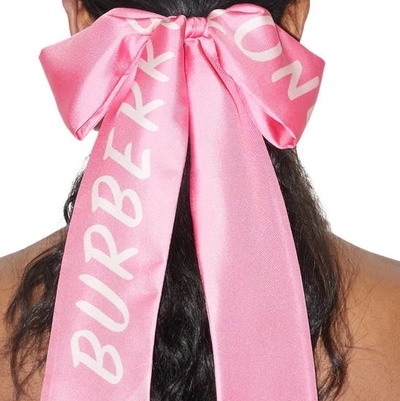 Burberry Montage Print Silk Skinny Scarf Bubblegum Pink 착용 스타일
