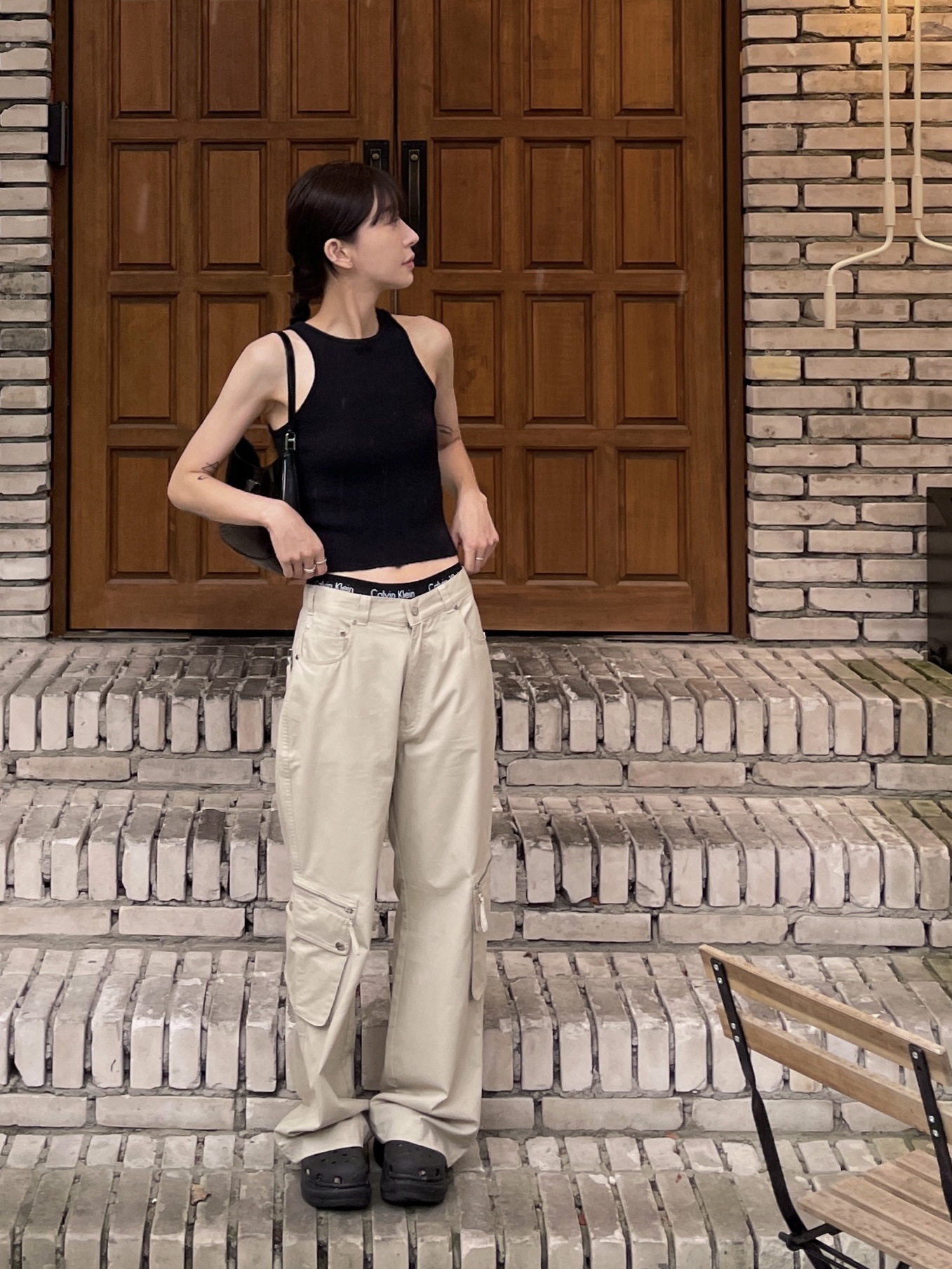 (W) Crocs Classic Platform Clog Black, Prada Cleo Brushed Leather Shoulder Bag Black 착용 스타일 - 3